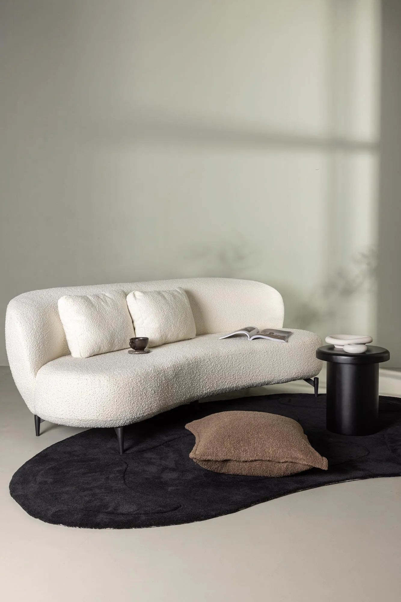 Luna 3-Seat Sofa in Schwarz-Weiss präsentiert im Onlineshop von KAQTU Design AG. 3er Sofa ist von Venture Home