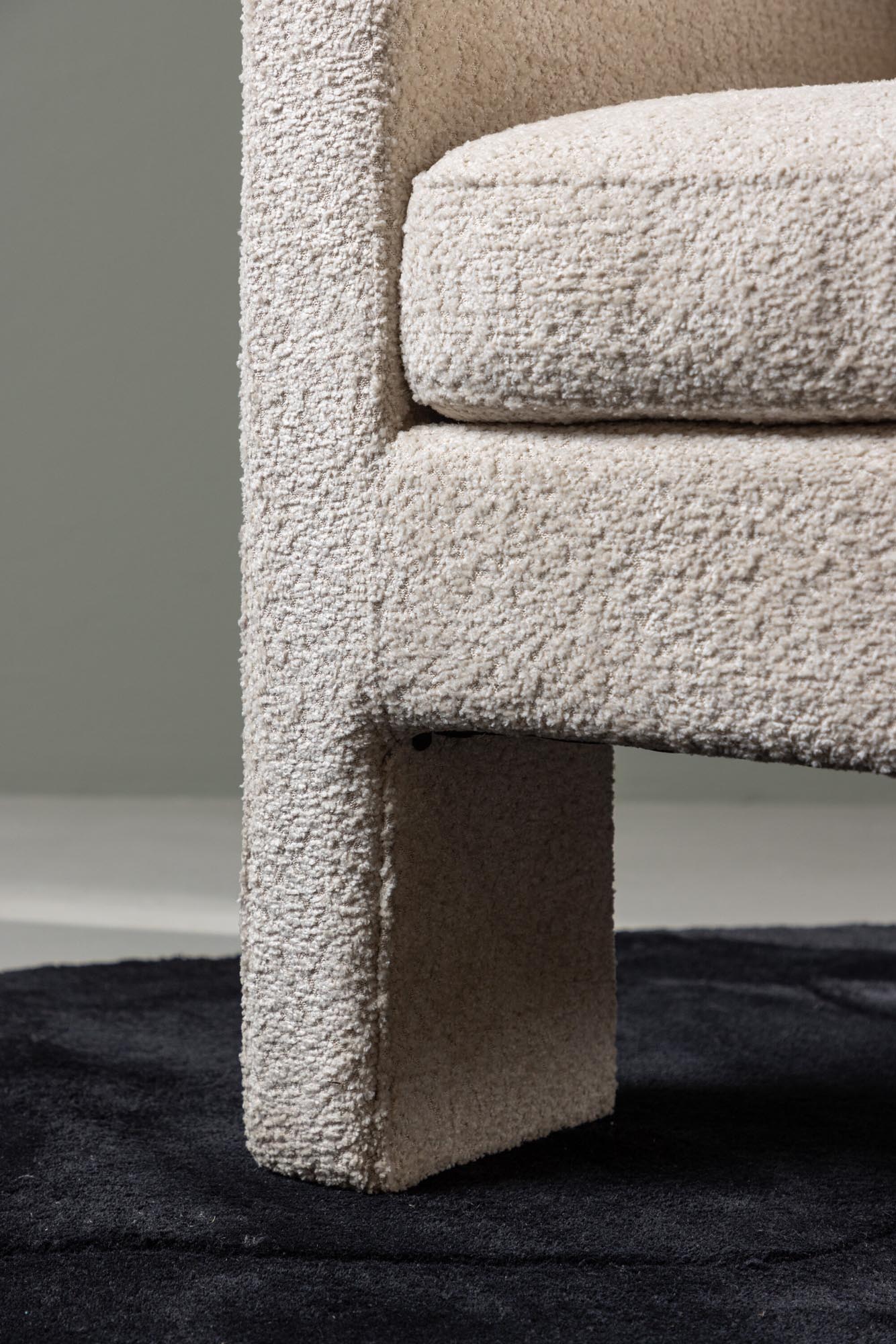 Erleben Sie den Ragusa Sessel von Venture Home: Ein elegantes Möbelstück mit nordischem Flair, robusten Materialien und einladendem Boulée-Stoff für ultimativen Komfort.
