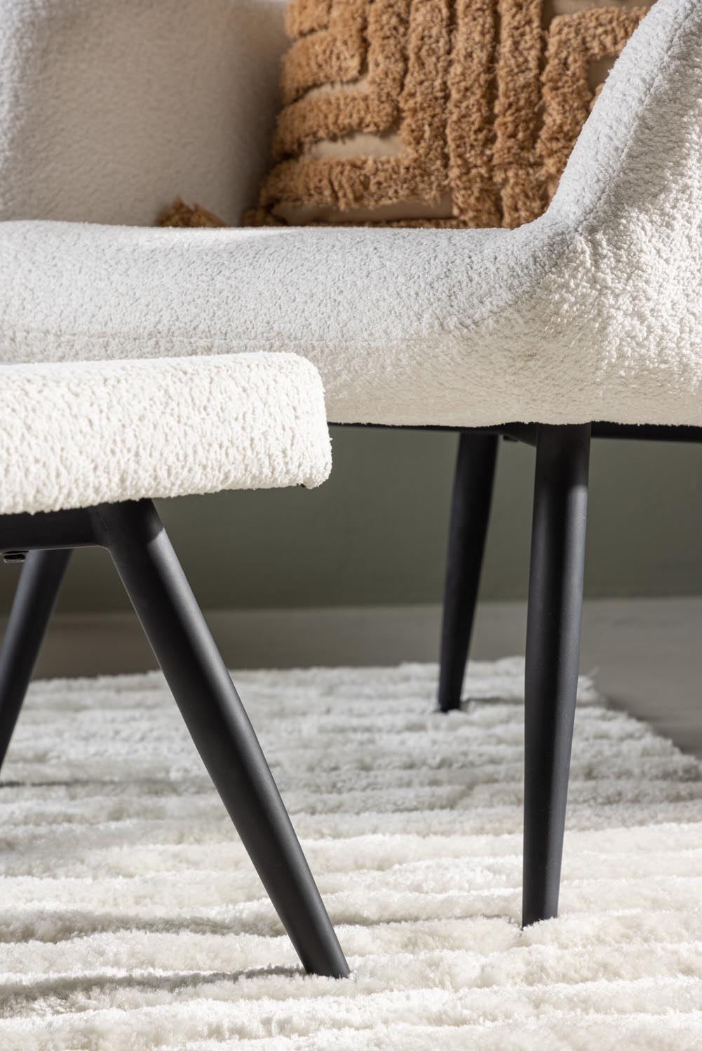Como Sessel mit Ottoman in Weiss präsentiert im Onlineshop von KAQTU Design AG. Sessel mit Armlehnen ist von Venture Home