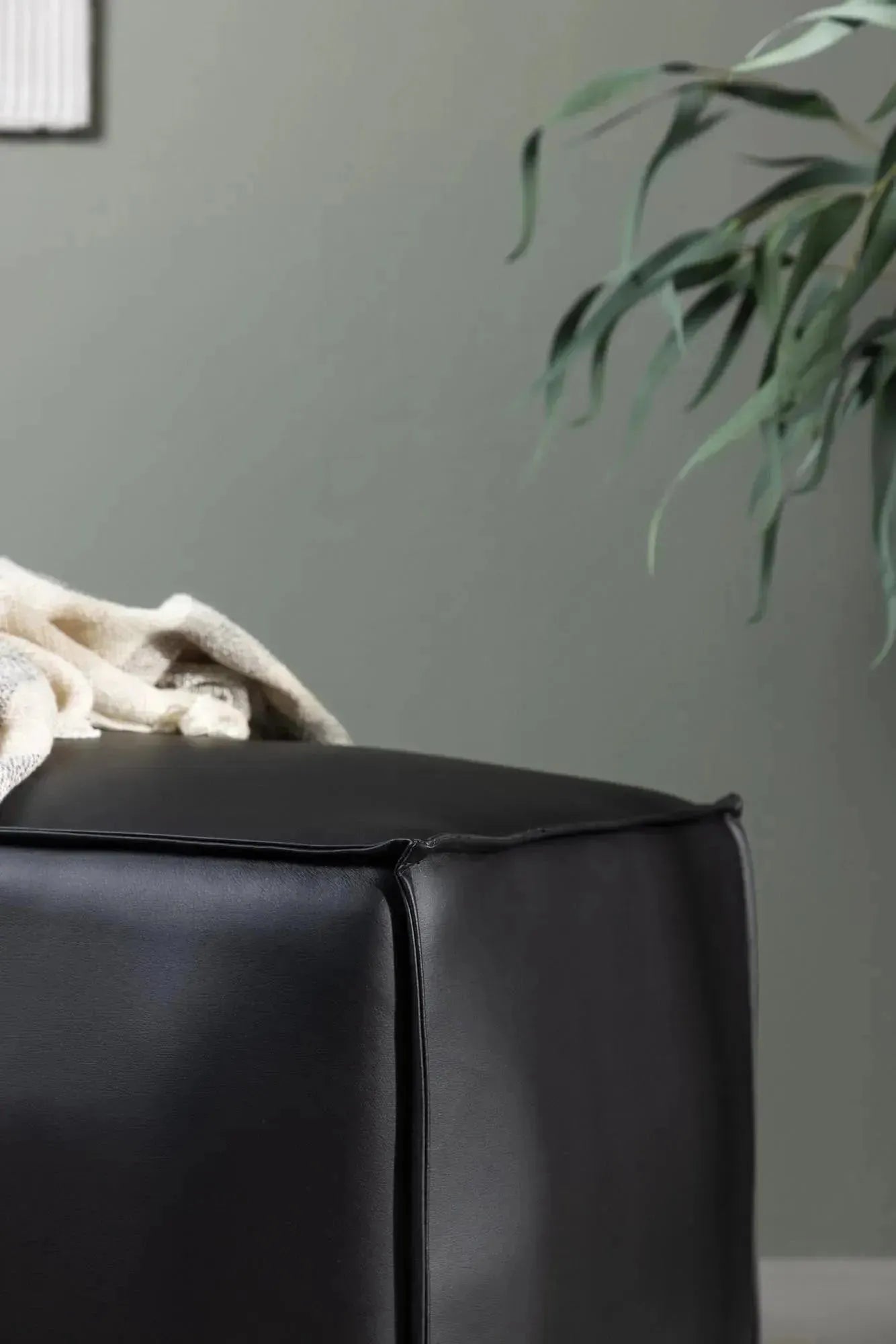Eleganter Palmero Hocker von Venture Home für modernes Wohnen.
