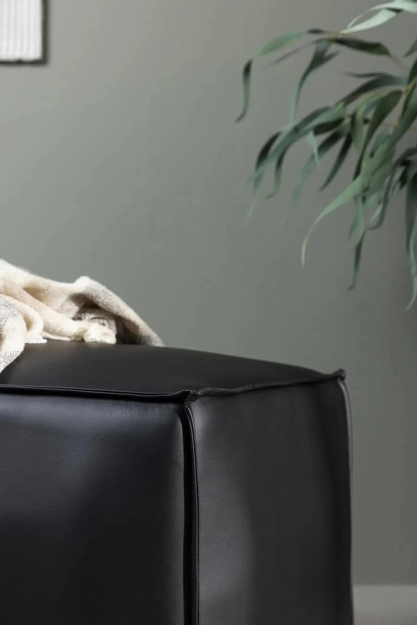 Eleganter Palmero Hocker von Venture Home für modernes Wohnen.