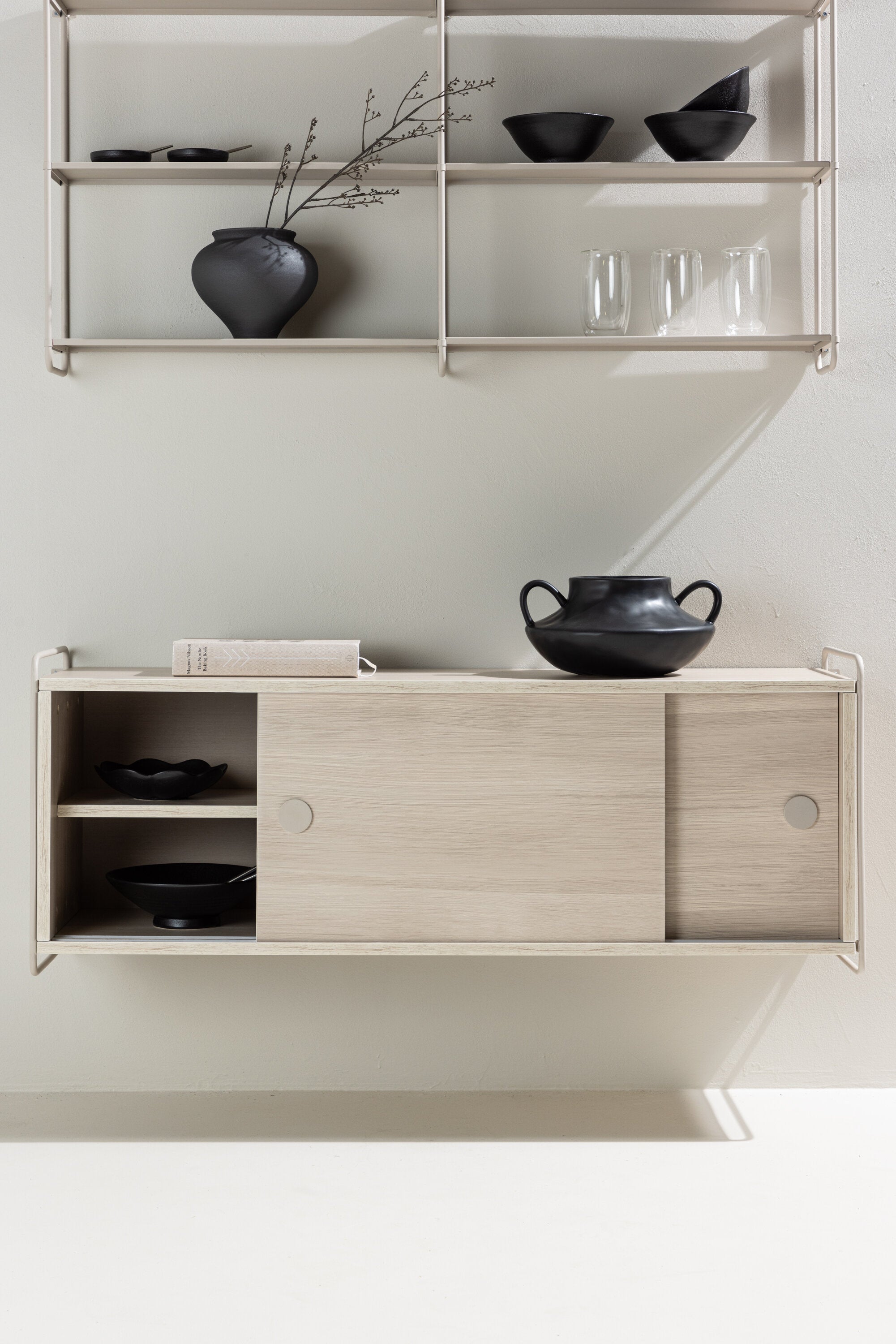 Paris Wandregal in Beige/ WeissgewEschen präsentiert im Onlineshop von KAQTU Design AG. Wandregal ist von Venture Home