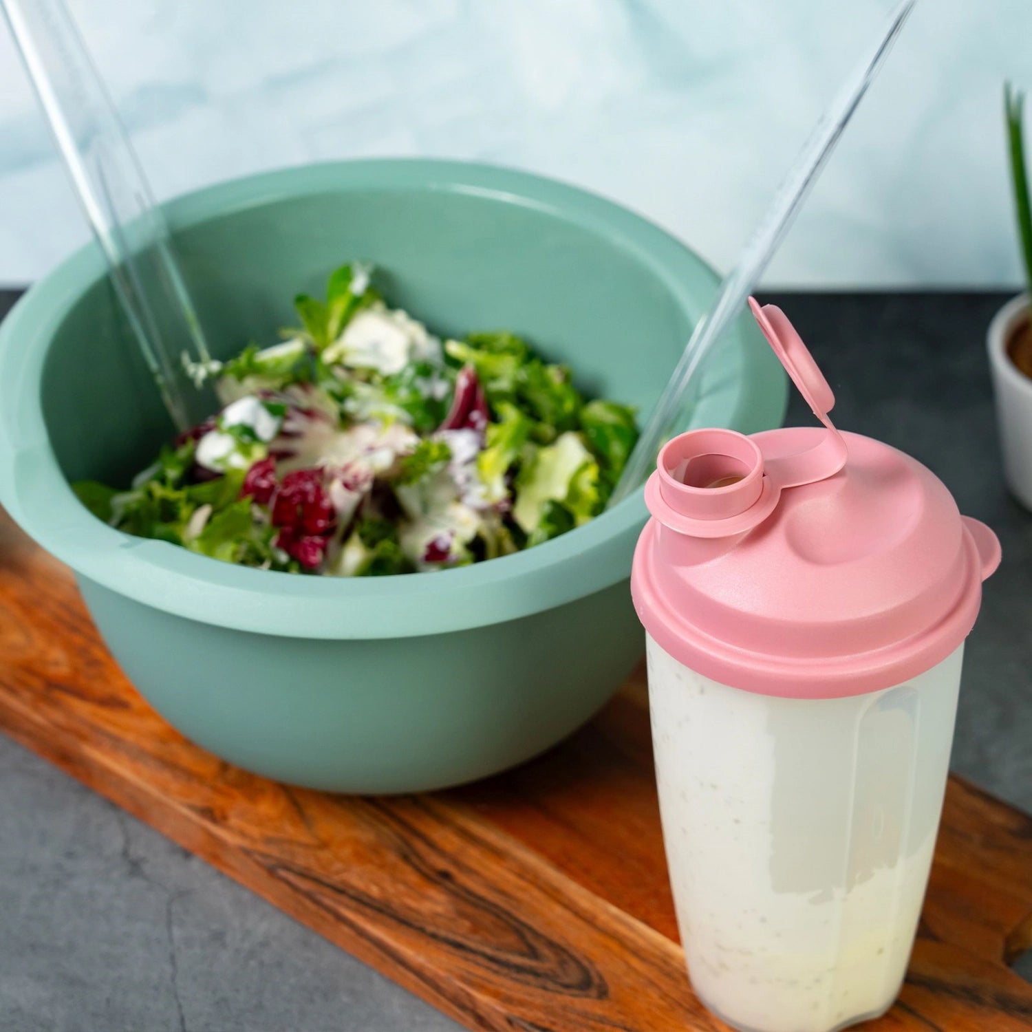 Stylischer rosa Schüttelbecher von Westmark mit 0,5 l, ideal für die Zubereitung und Präsentation von leckeren Dressings und Saucen.