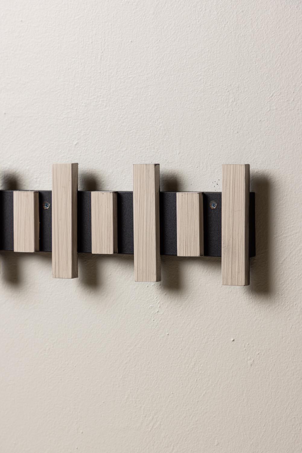Nimes Hänger in Schwarz/ Weisswäsche präsentiert im Onlineshop von KAQTU Design AG. Kleiderbügler ist von Venture Home