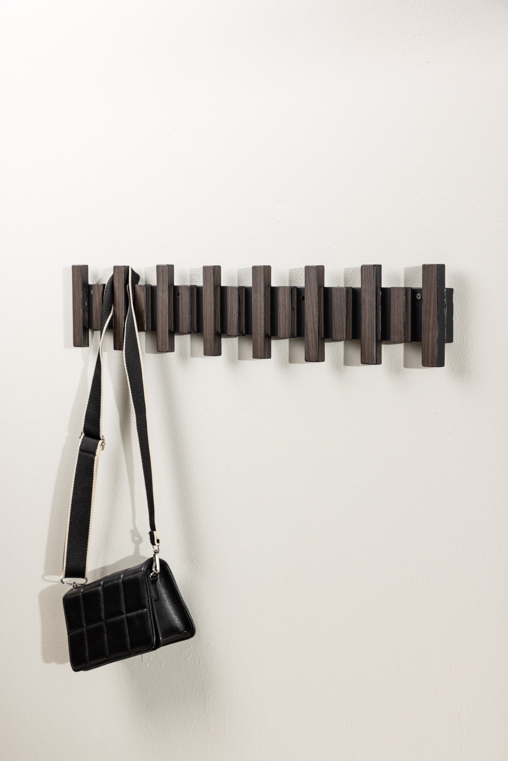 Nimes Hänger in Schwarz/Mokka präsentiert im Onlineshop von KAQTU Design AG. Kleiderbügler ist von Venture Home