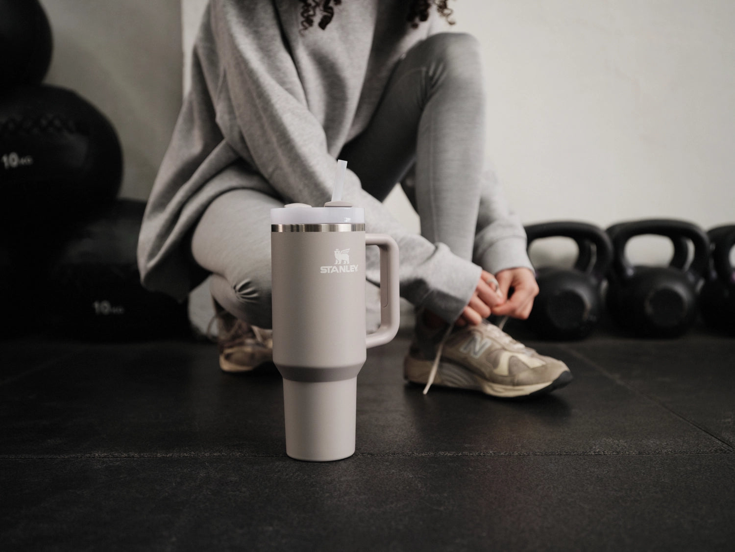 Moderne Stanley Quencher FlowState Trinkflasche in schickem Ash-Grau, perfekt für Sport und Alltag mit 1,18 l Fassungsvermögen.