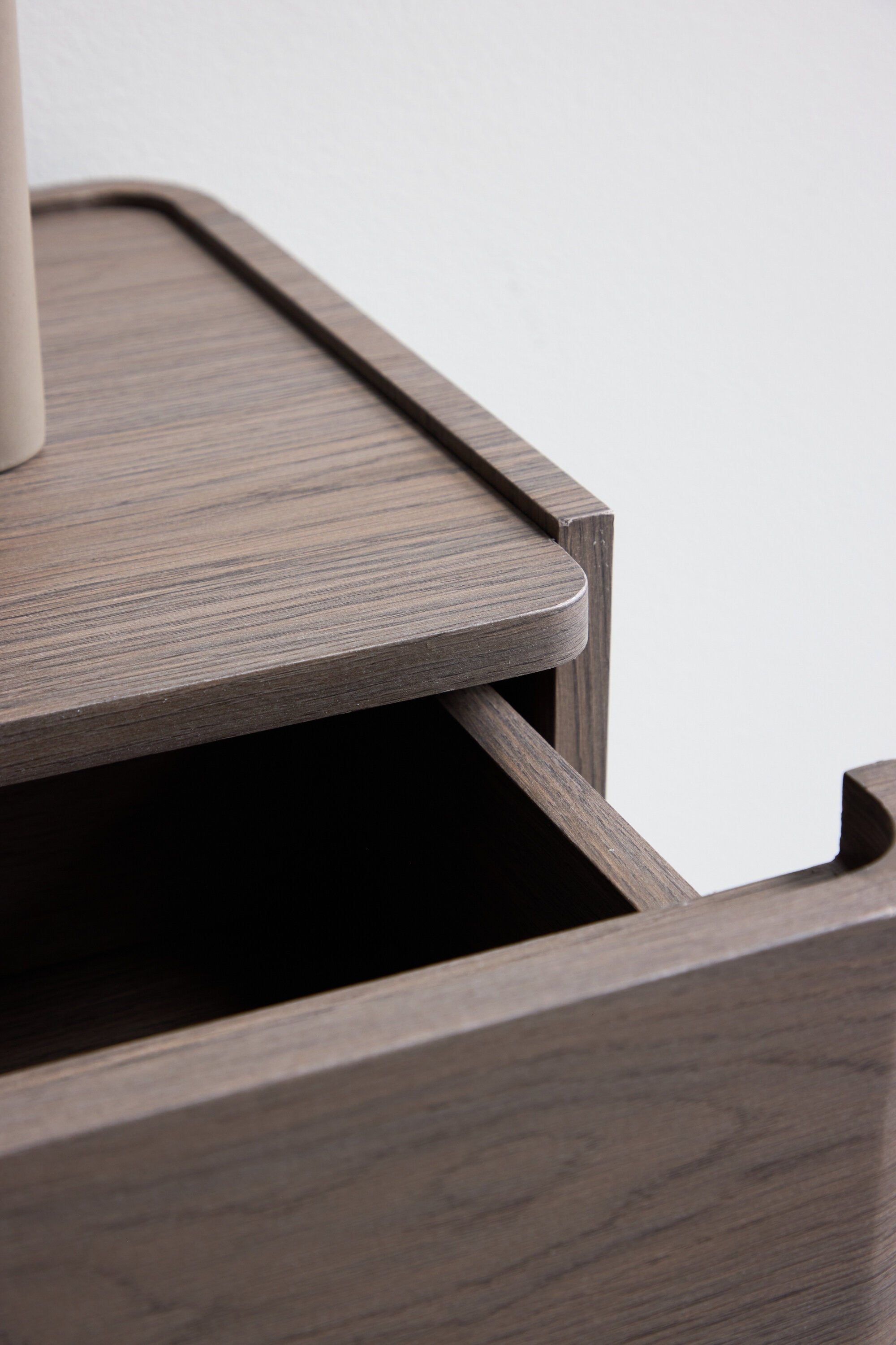 Noble Nachttisch in Mocca präsentiert im Onlineshop von KAQTU Design AG. Korpus ist von Venture Home
