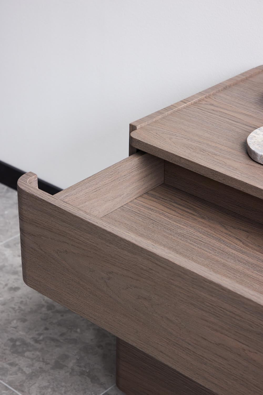 Noble Nachttisch in Mocca präsentiert im Onlineshop von KAQTU Design AG. Korpus ist von Venture Home