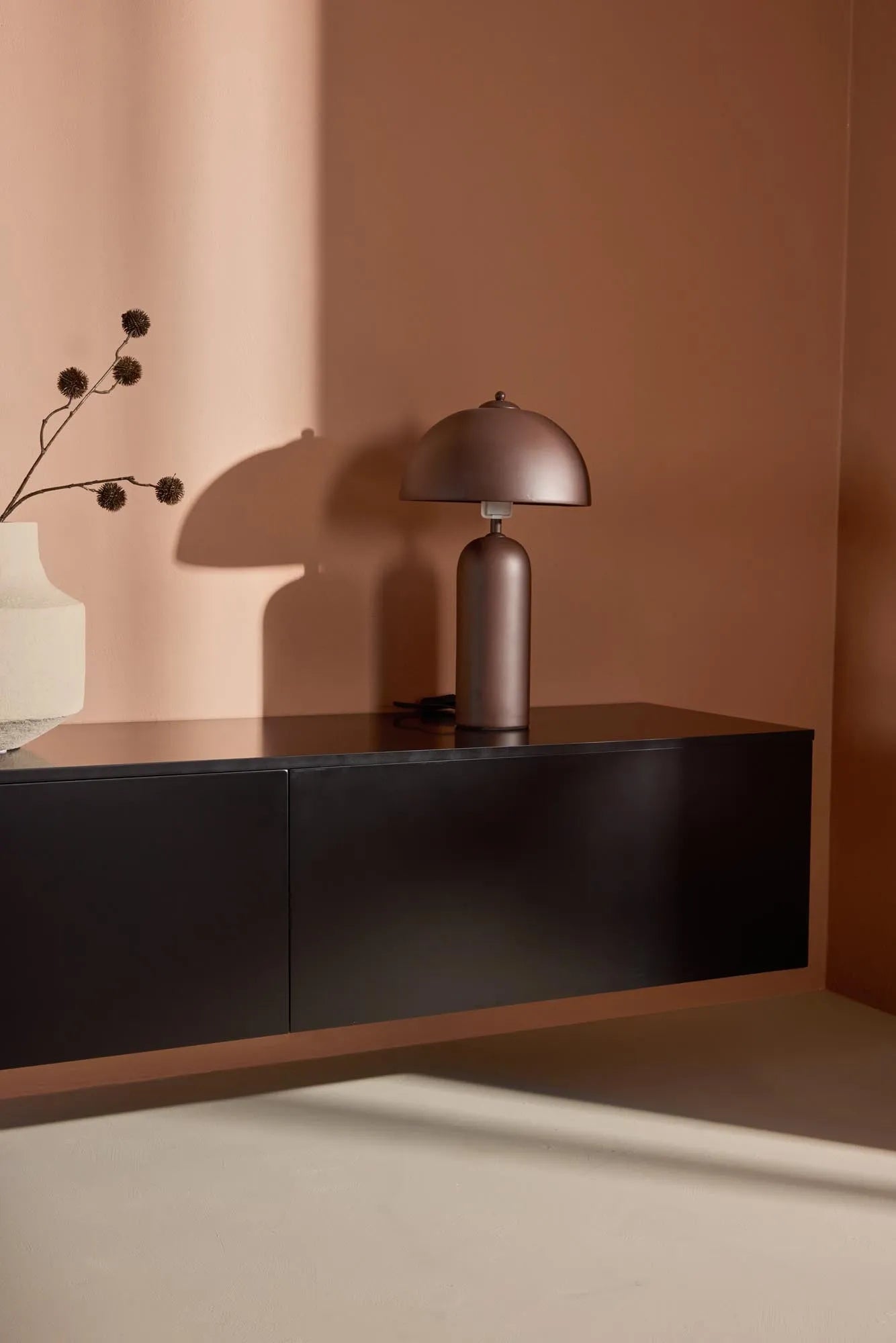 Die Firhamn Kommode von Venture Home kombiniert modernes Design mit Funktionalität und bietet stilvolle Aufbewahrung für Ihr Zuhause.