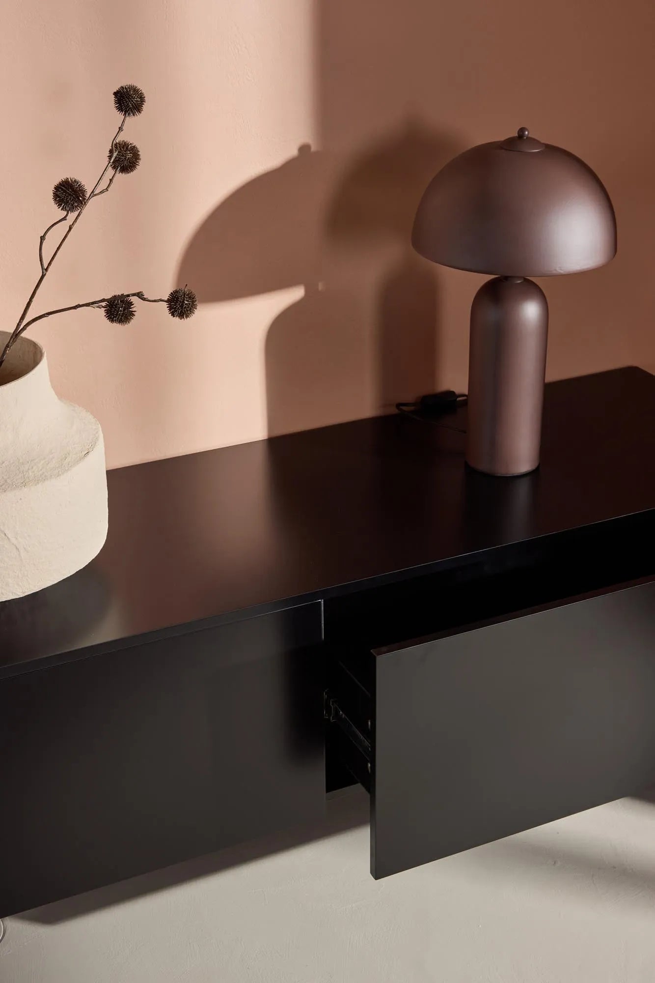 Die Firhamn Kommode von Venture Home vereint zeitgemäße Ästhetik mit praktischer Funktion und bietet eleganten Stauraum.