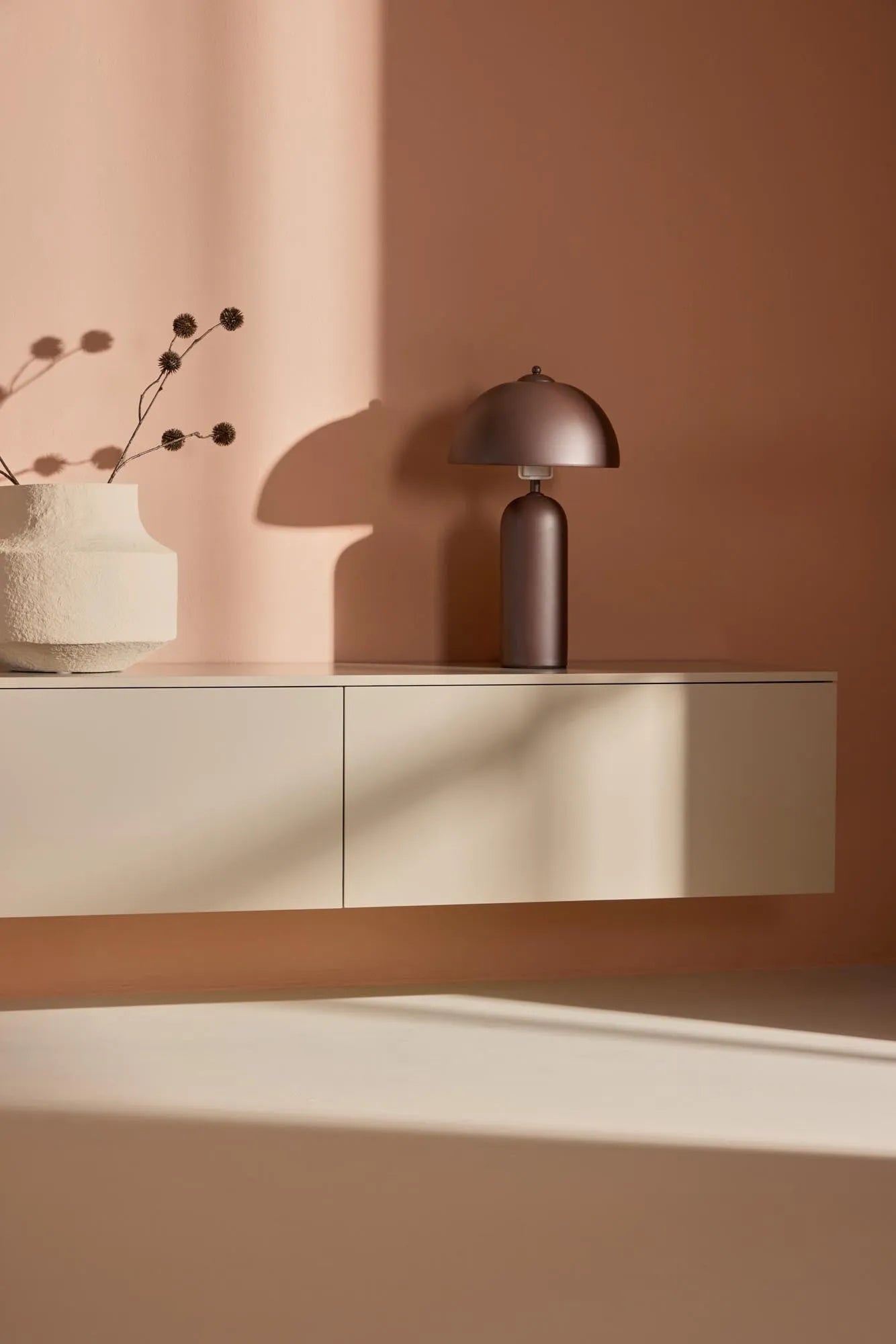 Die Firhamn Kommode von Venture Home kombiniert modernes Design mit Funktionalität und bietet stilvolle Aufbewahrung für Ihr Zuhause.