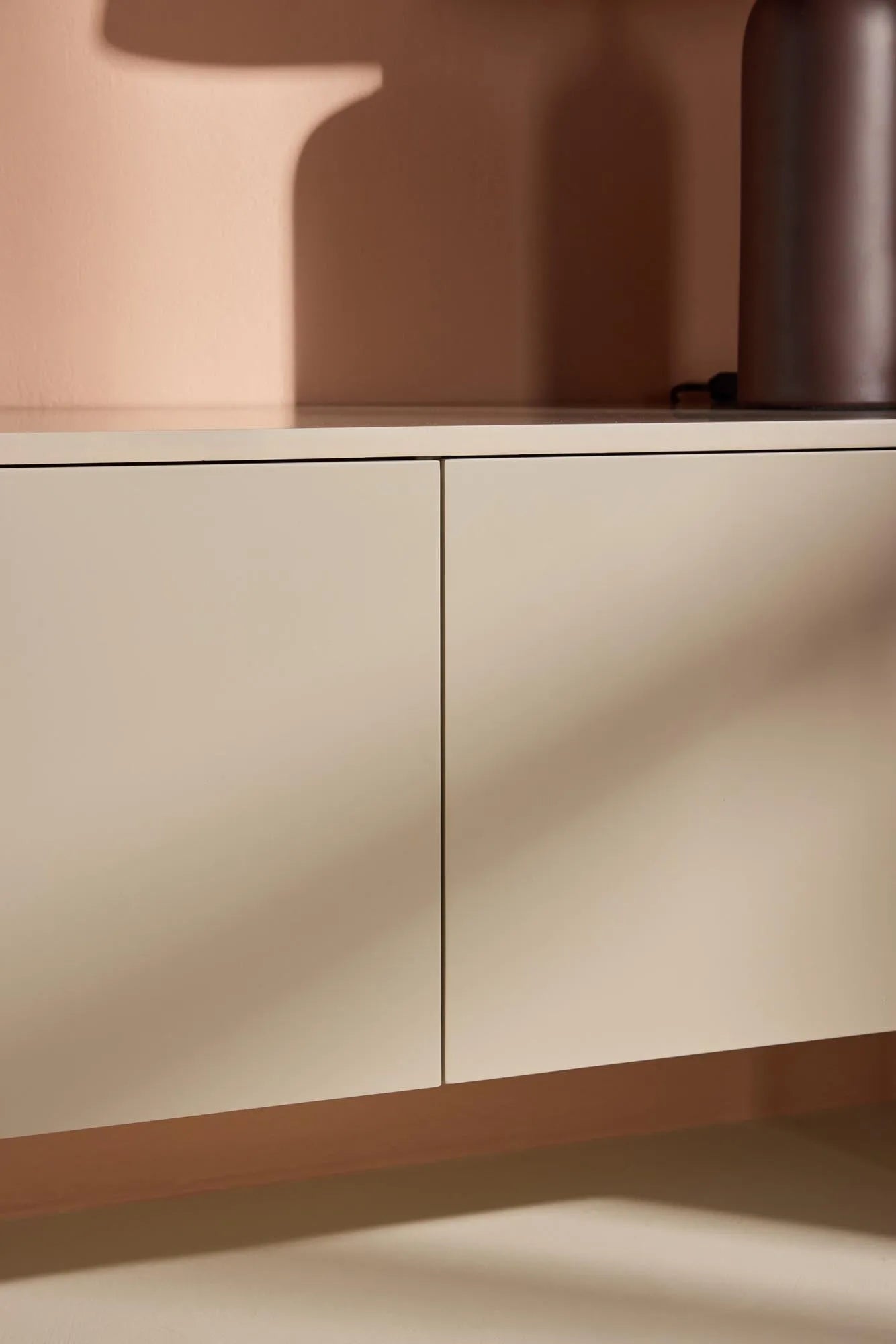 Die Firhamn Kommode von Venture Home vereint zeitgemäße Ästhetik mit praktischer Funktion und bietet eleganten Stauraum.