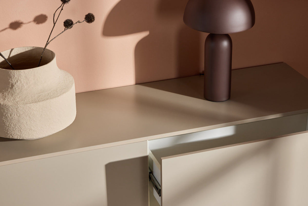 Frihamn Kommode in Beige präsentiert im Onlineshop von KAQTU Design AG. Sideboard ist von Venture Home