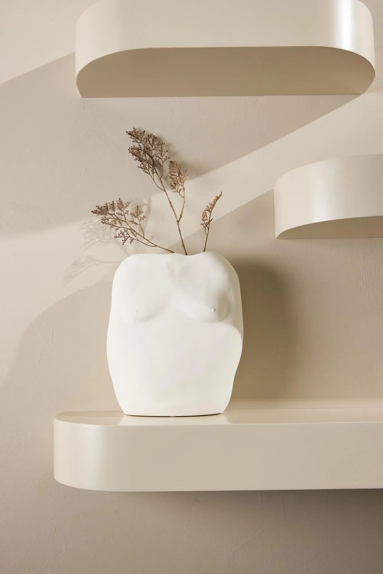 Das Glow Hyllor Wandregal von Venture Home kombiniert modernes Design mit Funktionalität für stilvolle Aufbewahrung.