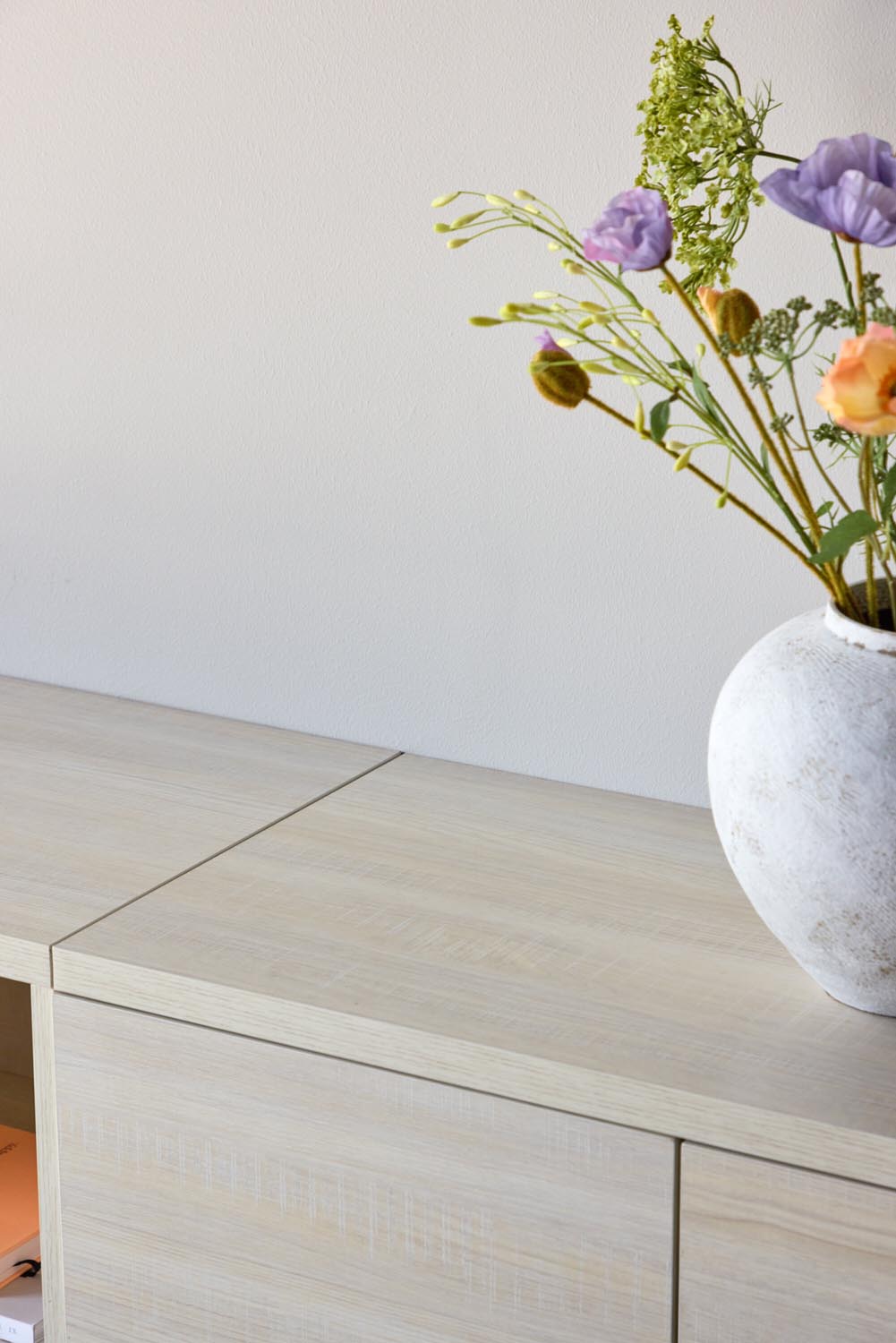 Nomi TV-Sideboard in Whitewash präsentiert im Onlineshop von KAQTU Design AG. TV-Möbel ist von Venture Home