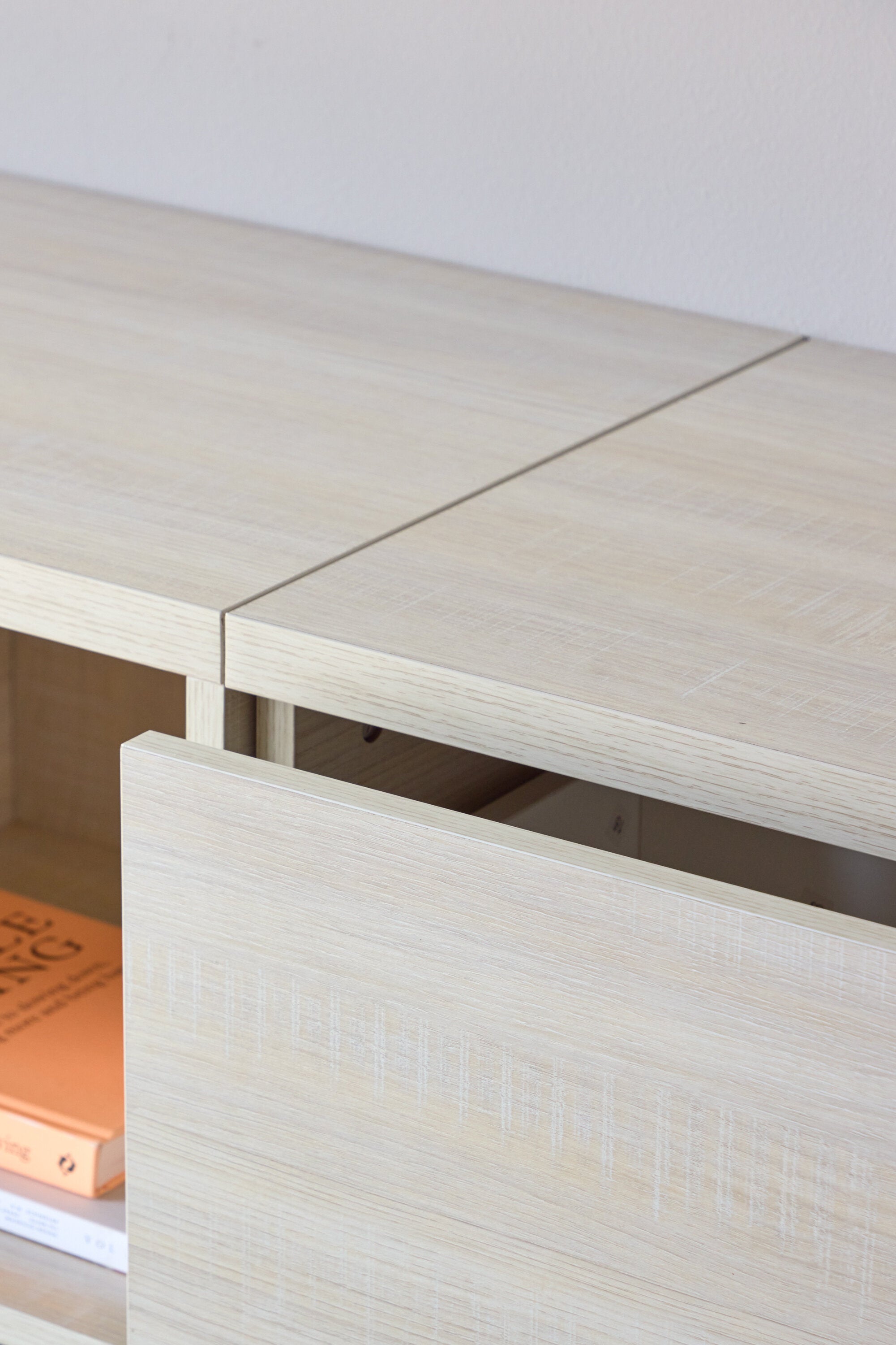 Nomi TV-Sideboard in Whitewash präsentiert im Onlineshop von KAQTU Design AG. TV-Möbel ist von Venture Home