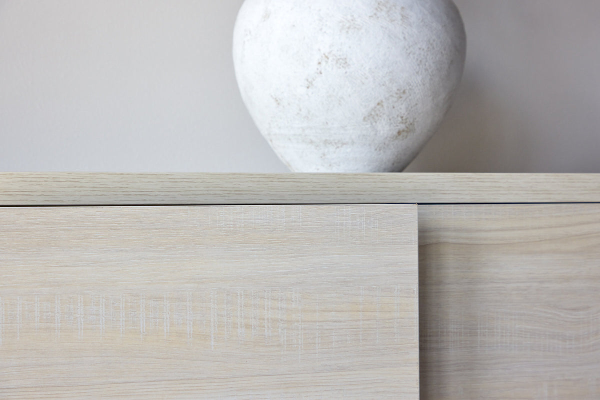 Nomi TV-Sideboard in Whitewash präsentiert im Onlineshop von KAQTU Design AG. TV-Möbel ist von Venture Home