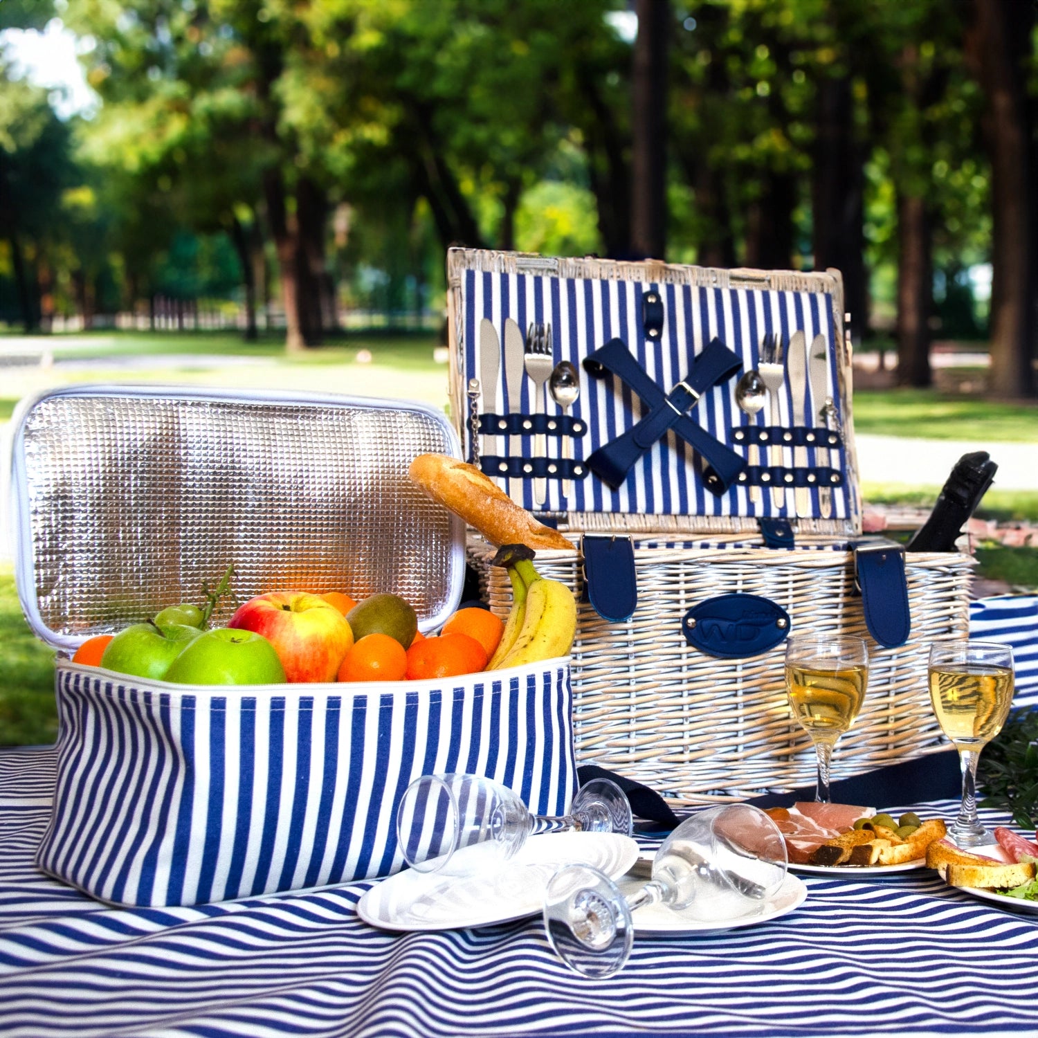 Stylischer Picknickkorb für 4 Personen, ausgestattet mit Gläsern, Tellern, Besteck und Korkenzieher – perfekt für entspannte Ausflüge im Freien.