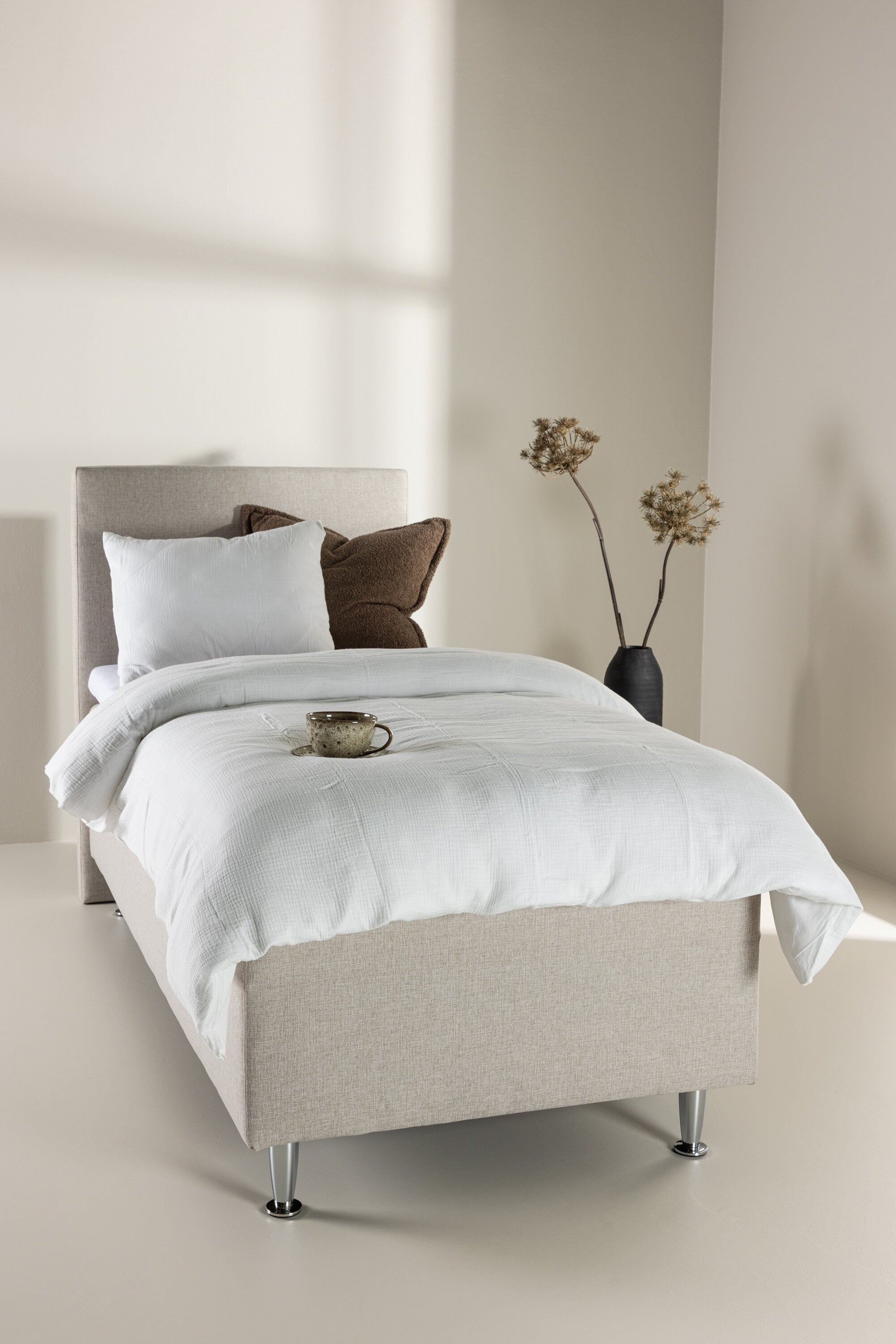 Bett Mesa in Beige präsentiert im Onlineshop von KAQTU Design AG. Bett ist von Venture Home
