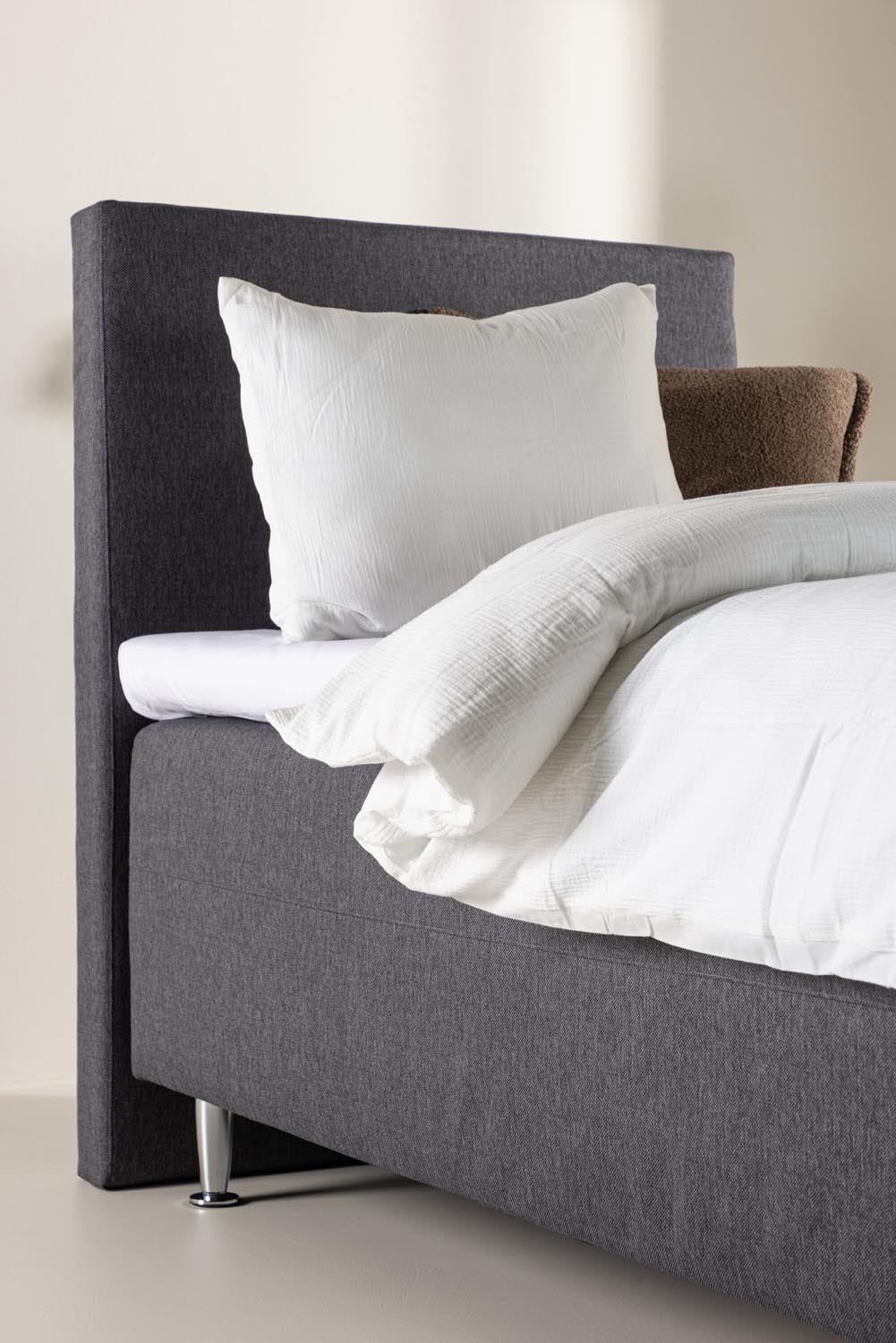 Bett Mesa in Dunkelgrau präsentiert im Onlineshop von KAQTU Design AG. Bett ist von Venture Home