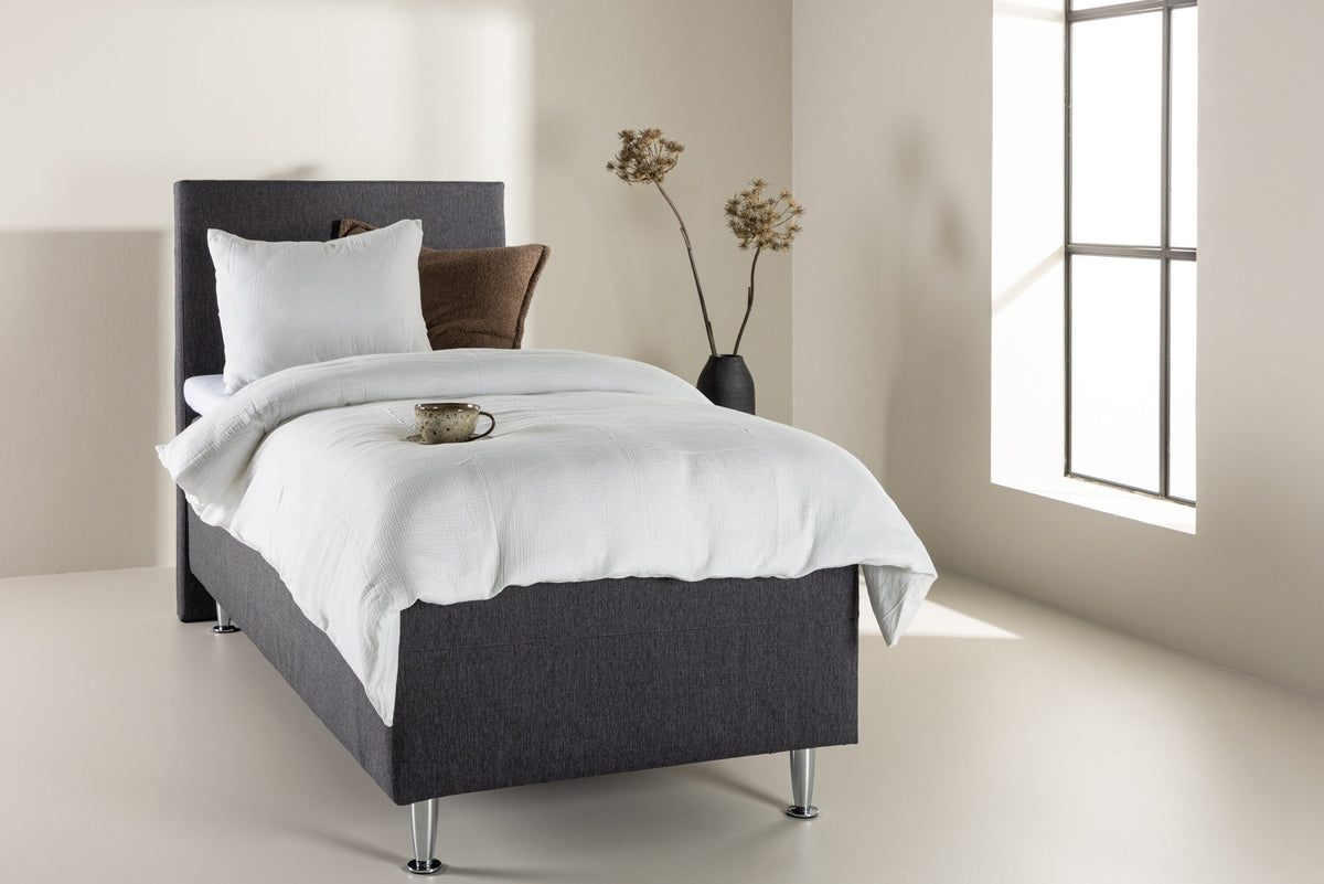 Bett Mesa in Dunkelgrau präsentiert im Onlineshop von KAQTU Design AG. Bett ist von Venture Home