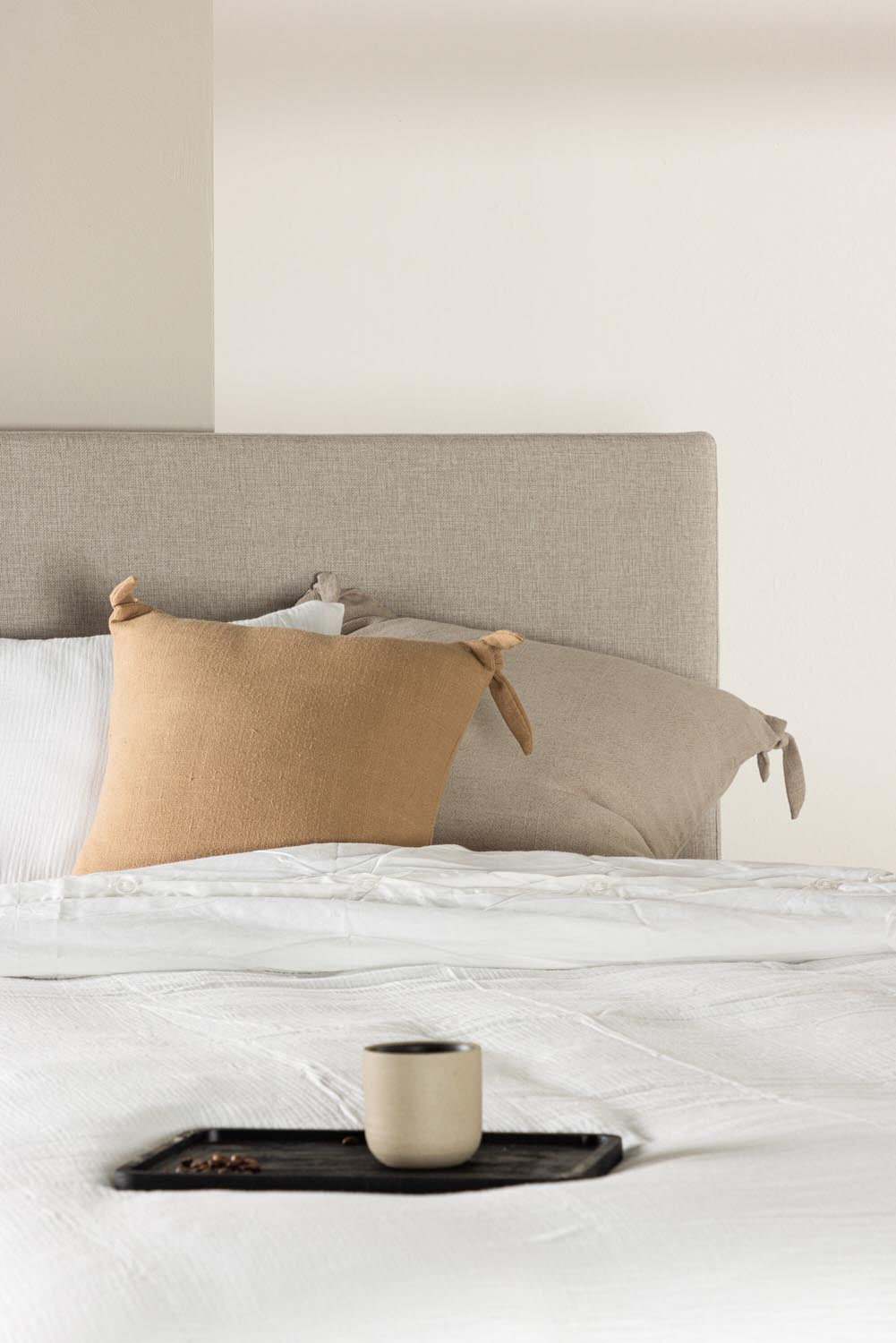 Bett Mesa in Beige präsentiert im Onlineshop von KAQTU Design AG. Bett ist von Venture Home