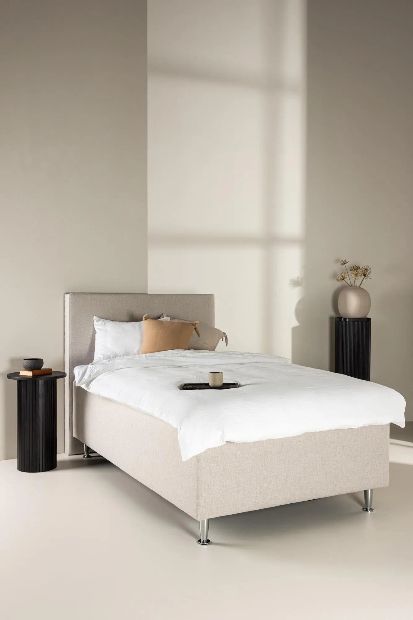 Elegantes Bett Mesa von Venture Home: Modernes Design trifft Komfort.