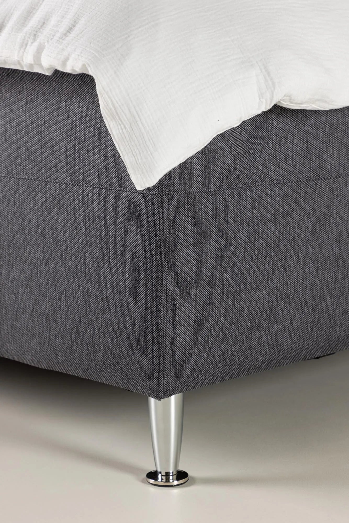 Elegantes Bett Mesa von Venture Home: Komfort trifft auf Stil.