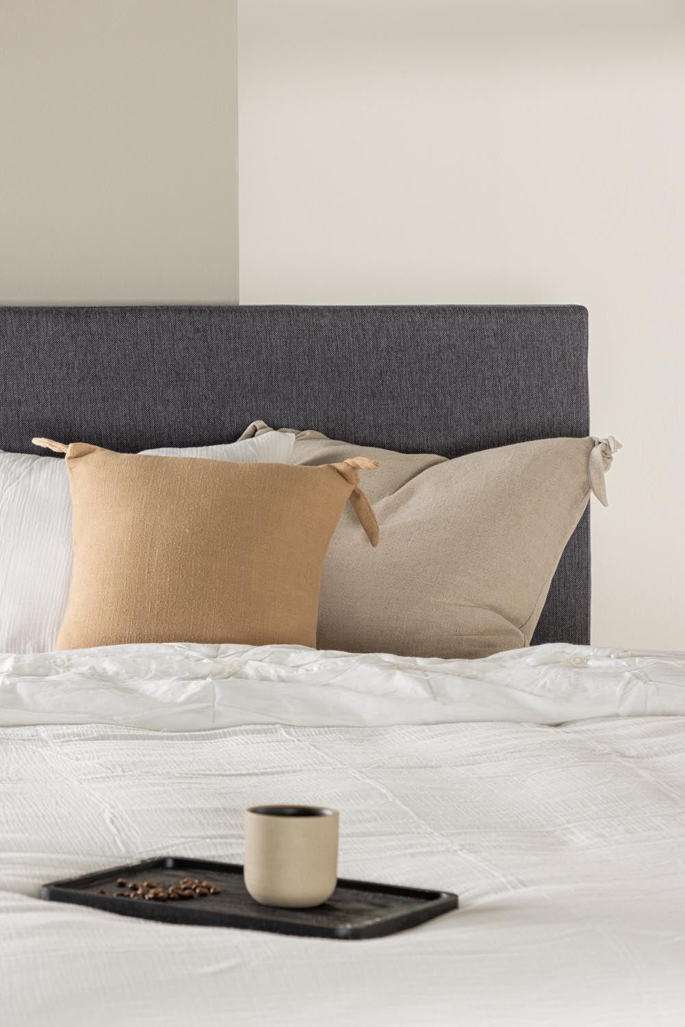 Bett Mesa in Dunkelgrau präsentiert im Onlineshop von KAQTU Design AG. Bett ist von Venture Home