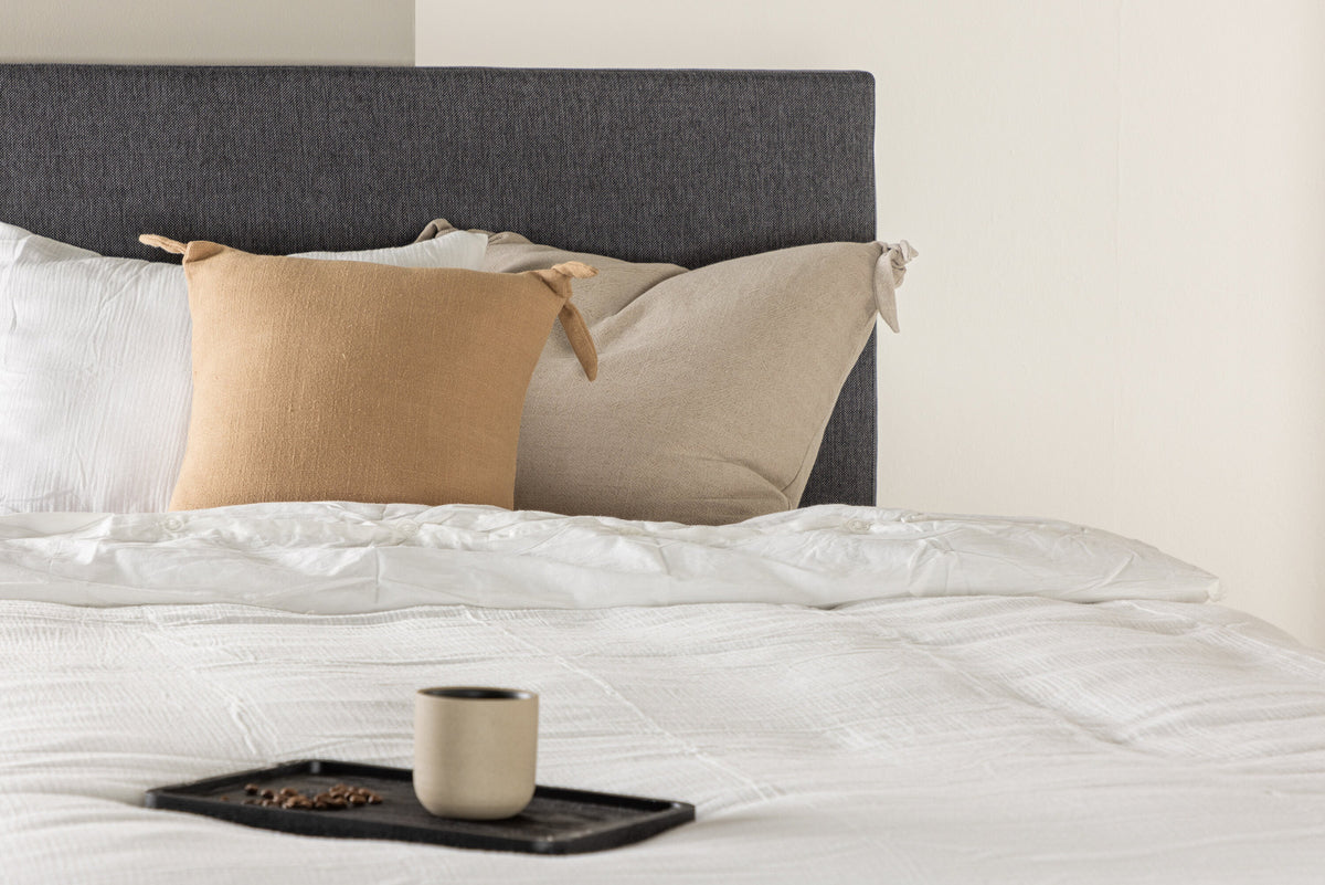 Bett Mesa in Dunkelgrau präsentiert im Onlineshop von KAQTU Design AG. Bett ist von Venture Home
