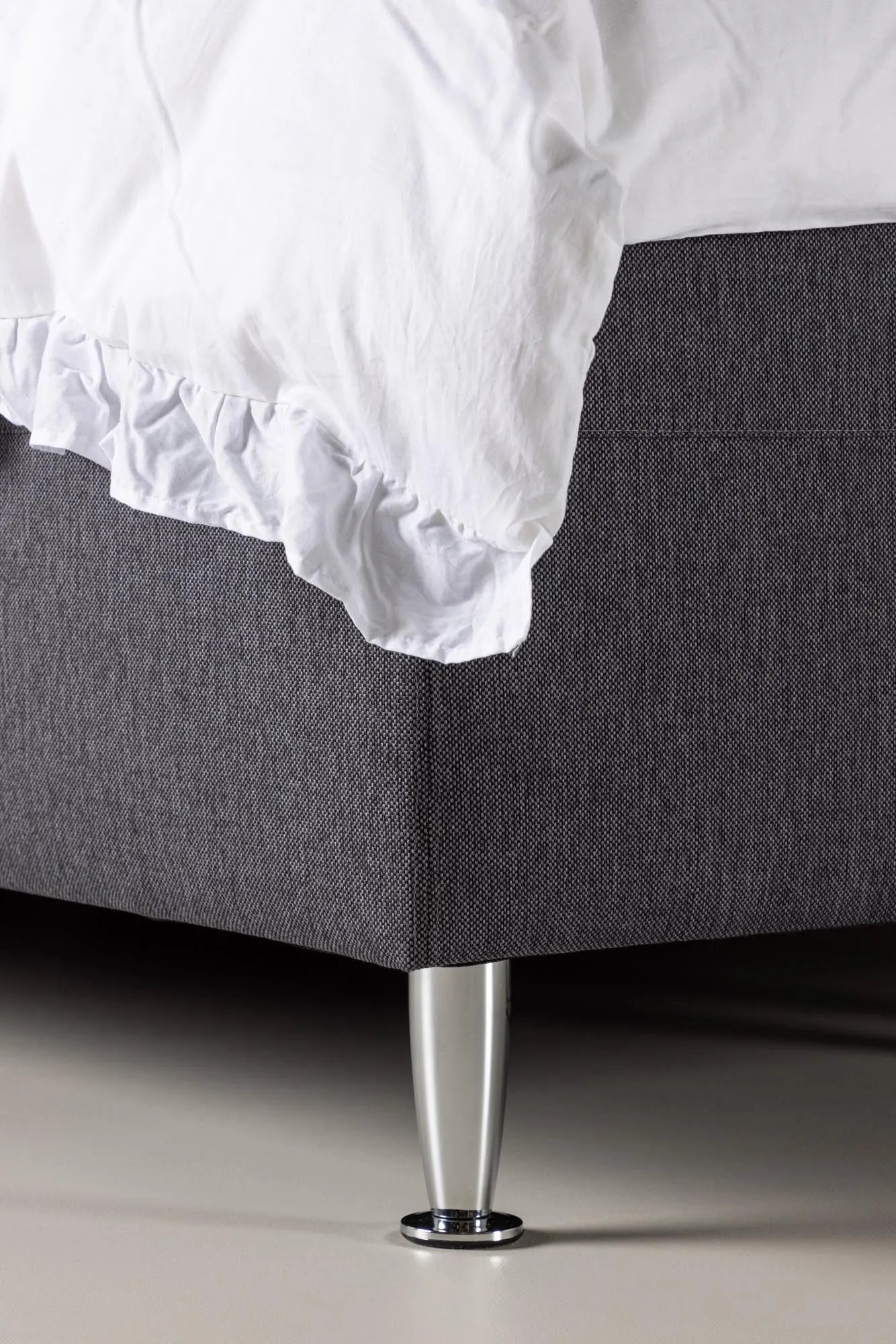 Elegantes Bett Mesa von Venture Home: Komfort trifft auf Stil.