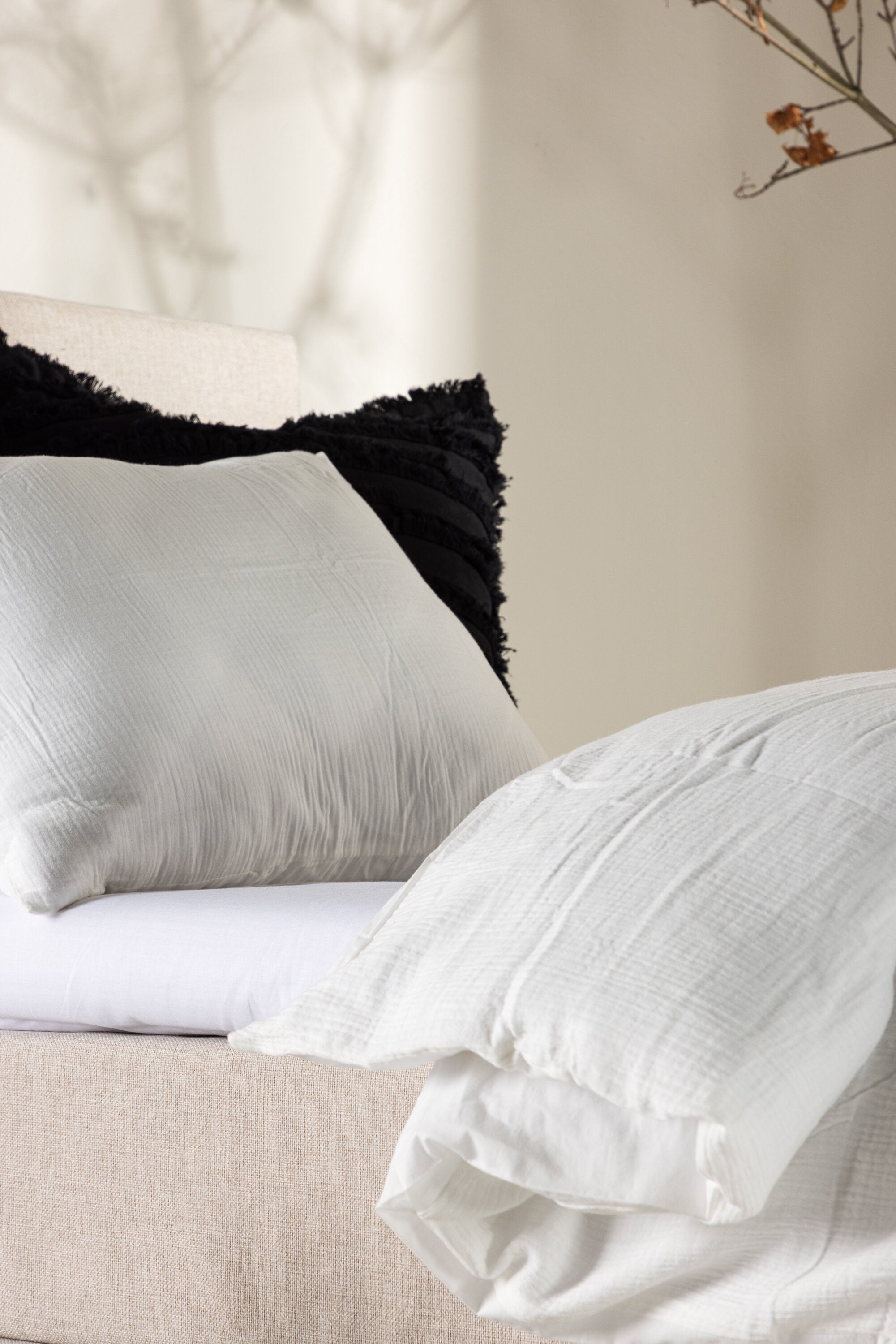 Bett Toledo in Beige präsentiert im Onlineshop von KAQTU Design AG. Bett ist von Venture Home