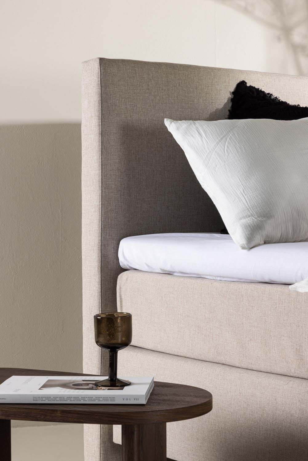 Bett Toledo in Beige präsentiert im Onlineshop von KAQTU Design AG. Bett ist von Venture Home