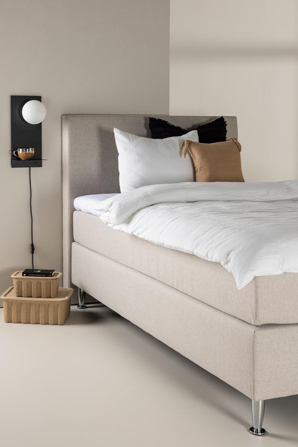 Bett Toledo in Beige präsentiert im Onlineshop von KAQTU Design AG. Bett ist von Venture Home