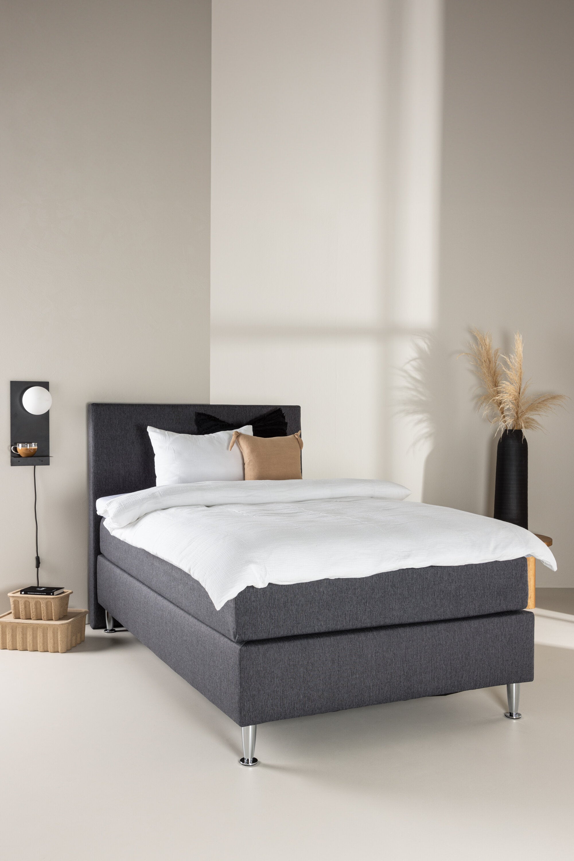 Bett Toledo in Dunkelgrau präsentiert im Onlineshop von KAQTU Design AG. Bett ist von Venture Home