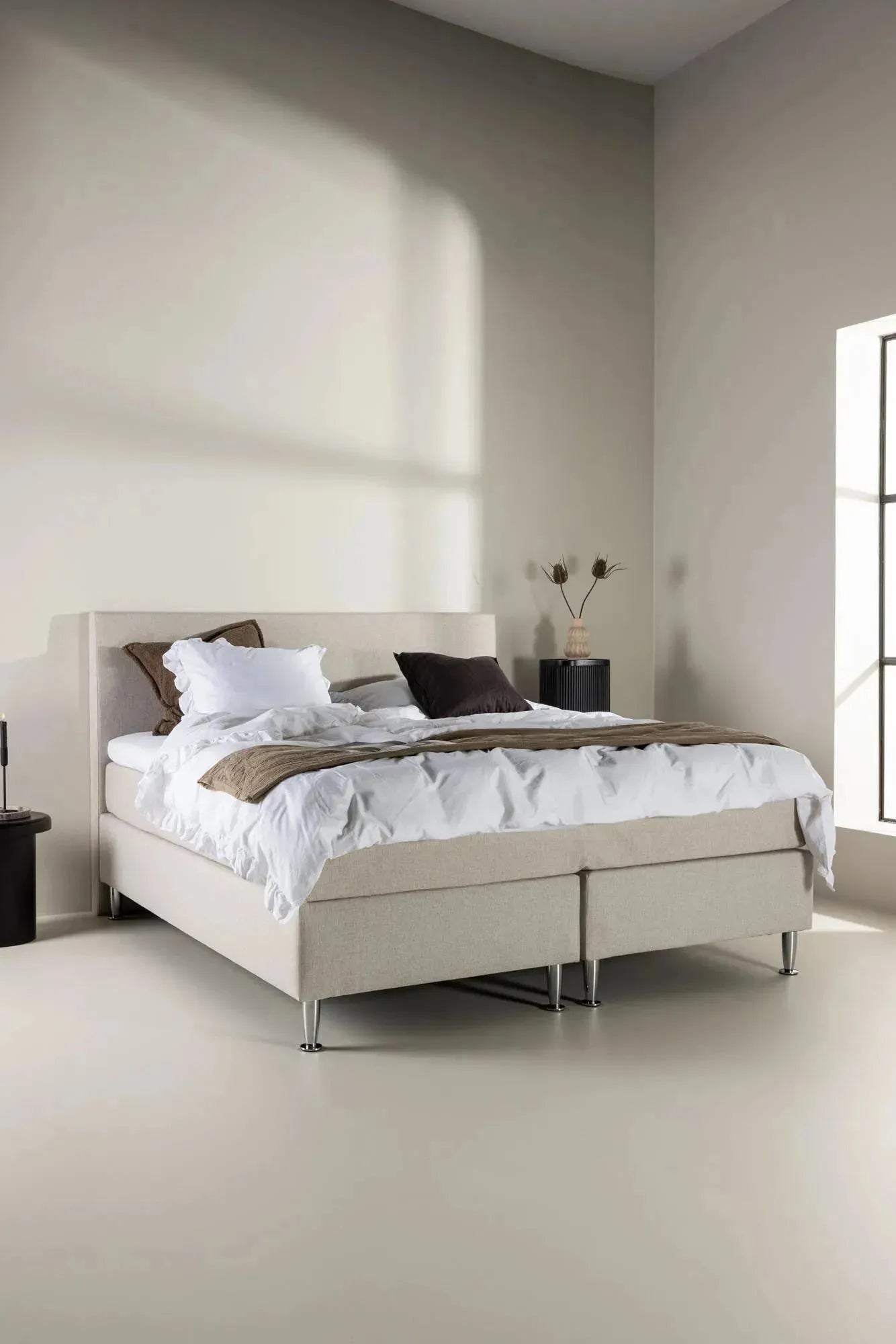 Elegantes Toledo Bett von Venture Home in zeitlosem Beige.