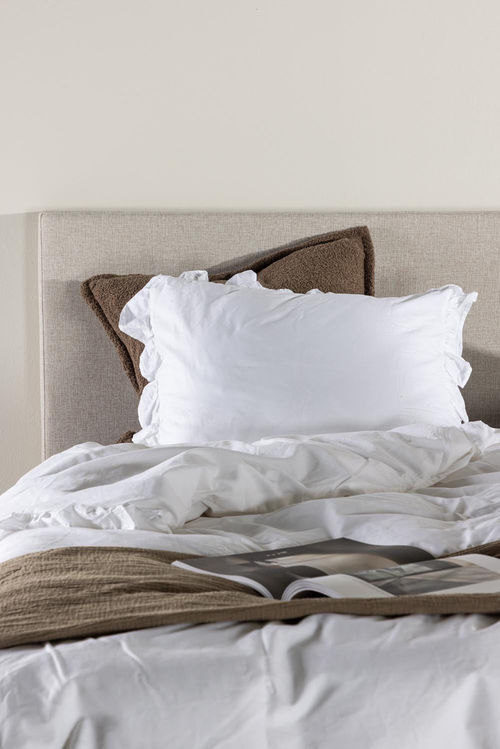 Bett Toledo in Beige präsentiert im Onlineshop von KAQTU Design AG. Bett ist von Venture Home