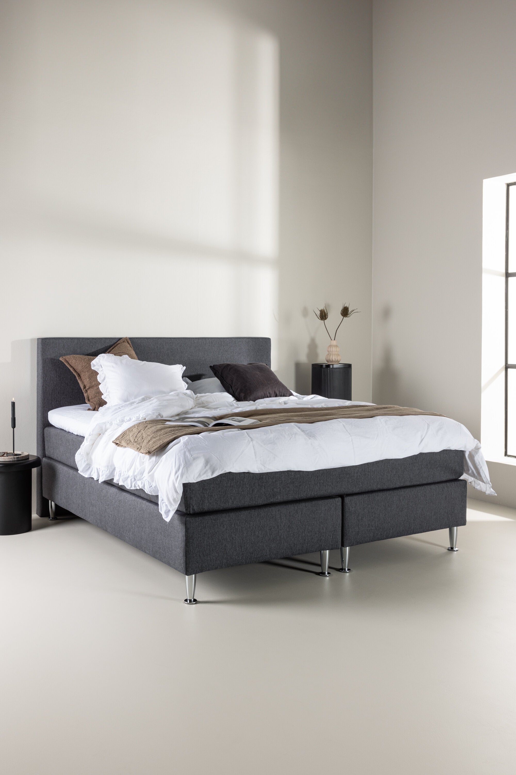 Bett Toledo in Dunkelgrau präsentiert im Onlineshop von KAQTU Design AG. Bett ist von Venture Home