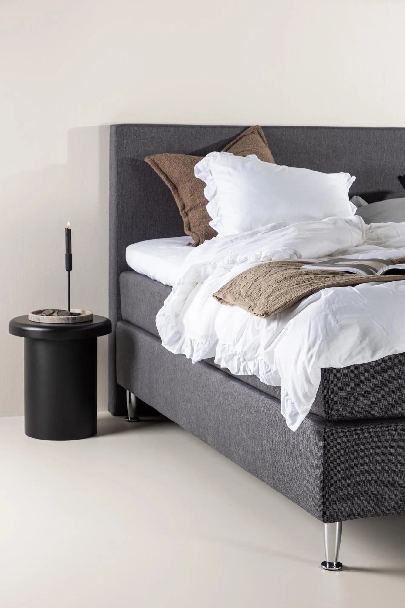 Toledo Bett von Venture Home: Komfort in edlem Beige erleben.