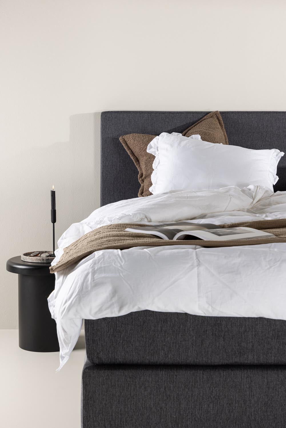 Bett Toledo in Dunkelgrau präsentiert im Onlineshop von KAQTU Design AG. Bett ist von Venture Home
