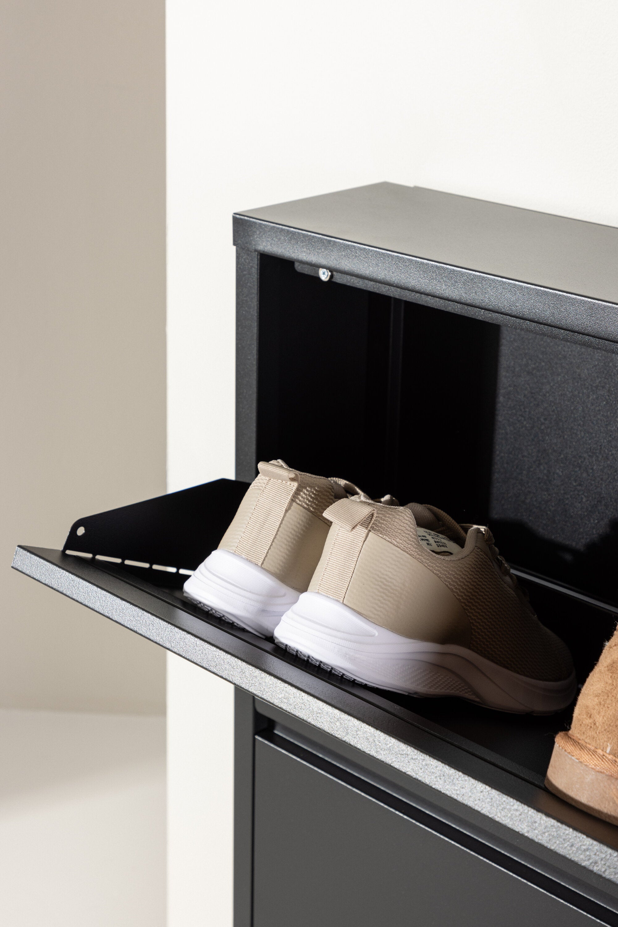 Bonito Schuhschrank in Schwarz präsentiert im Onlineshop von KAQTU Design AG. Schuhregal ist von Venture Home