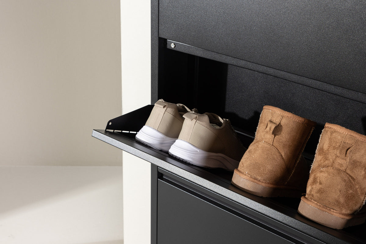 Ushuaia Kabinett in Schwarz präsentiert im Onlineshop von KAQTU Design AG. Schuhregal ist von Venture Home