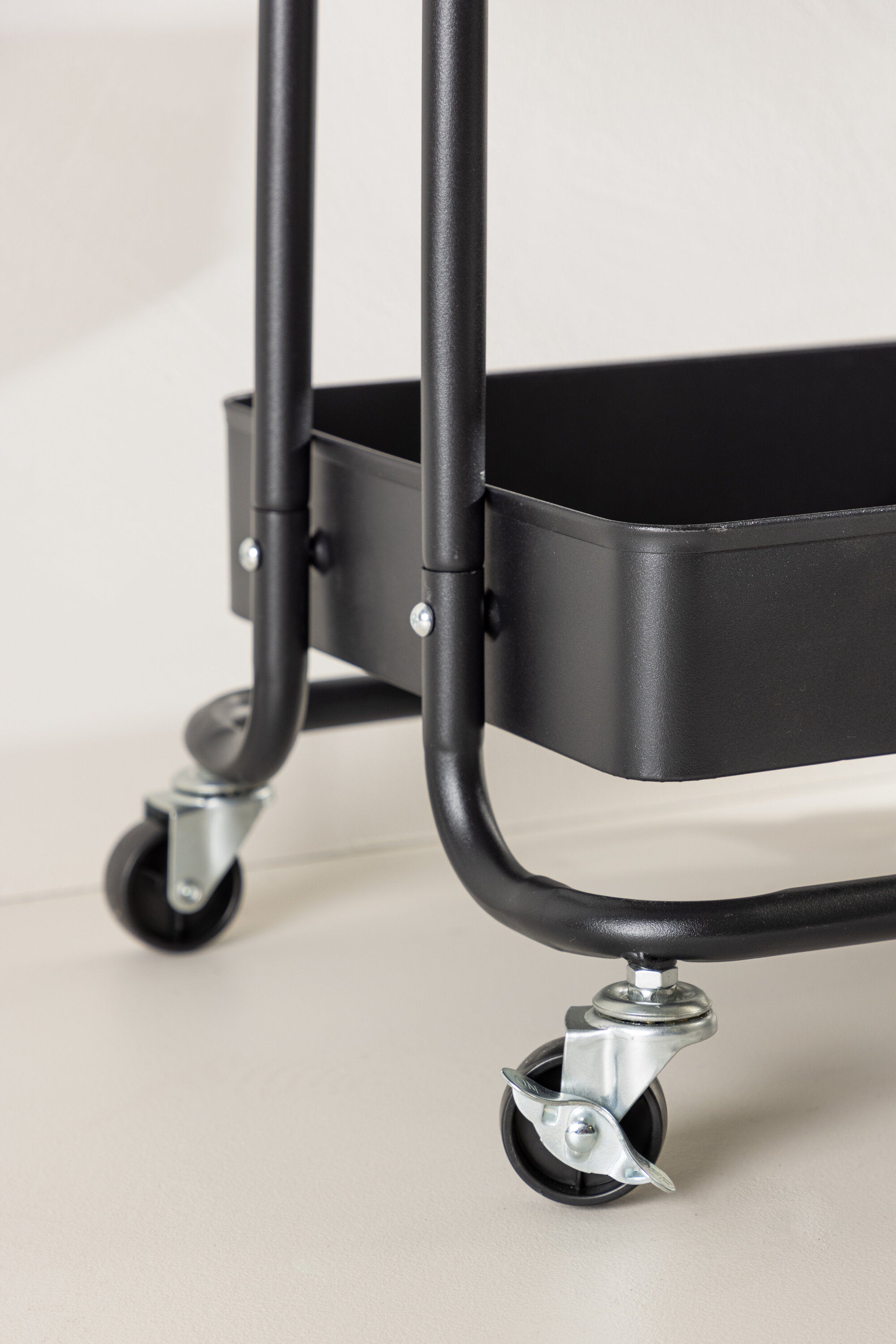 Manaus Kommode in Schwarz präsentiert im Onlineshop von KAQTU Design AG. Servierwagen ist von Venture Home
