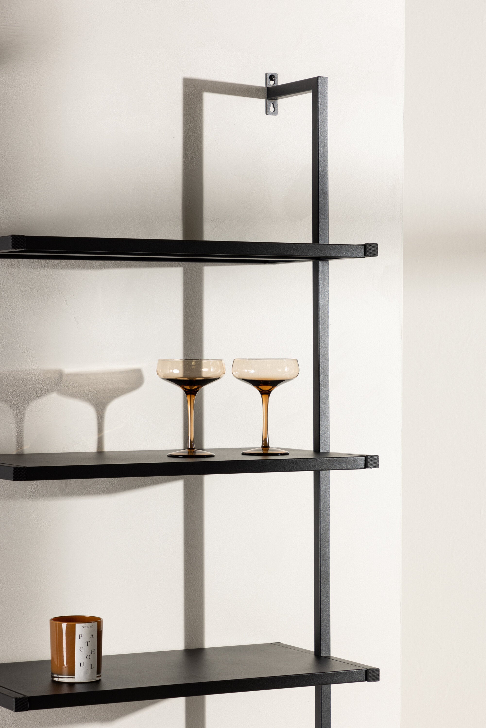 Caracas Regal in Schwarz präsentiert im Onlineshop von KAQTU Design AG. Wandregal ist von Venture Home