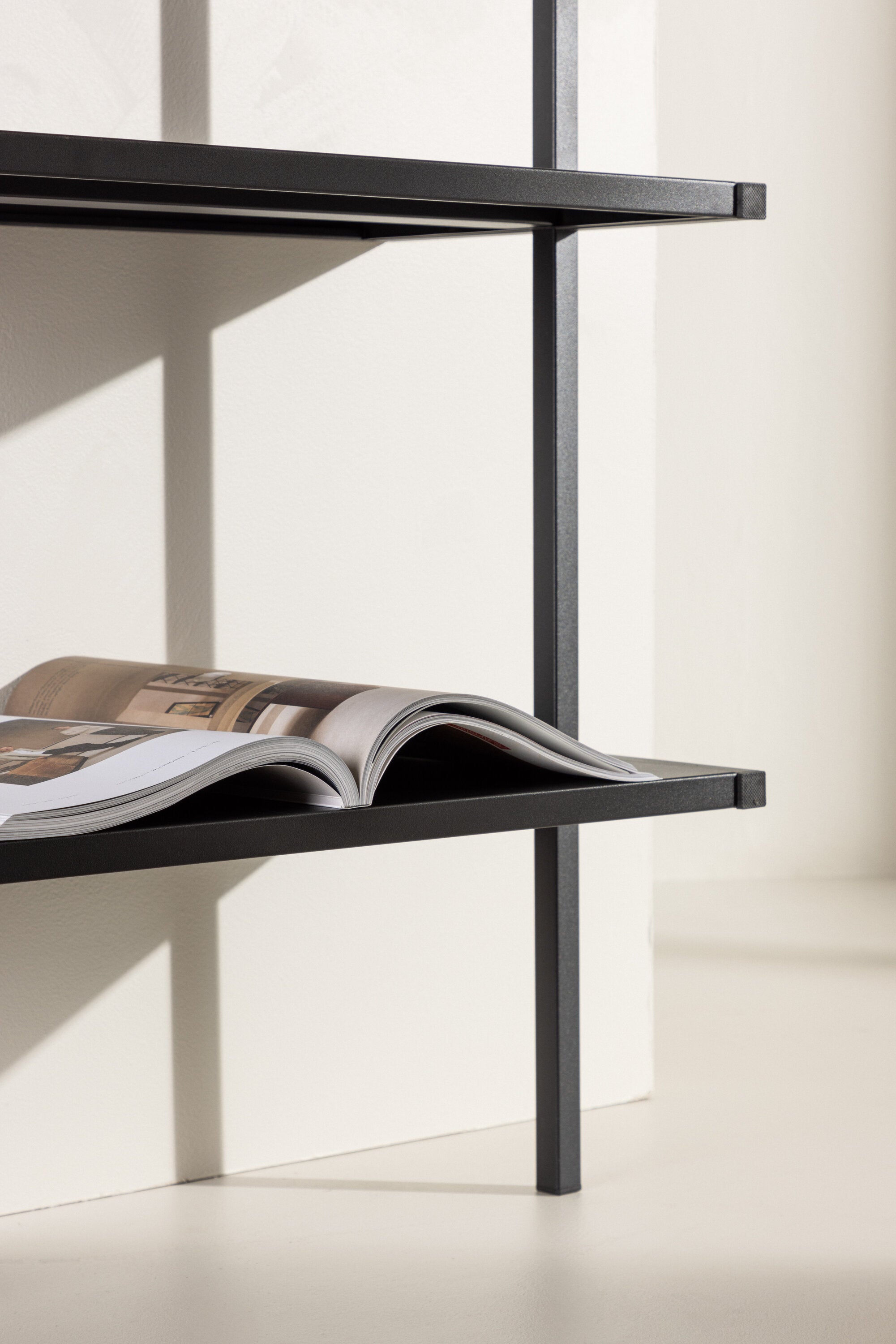Caracas Regal in Schwarz präsentiert im Onlineshop von KAQTU Design AG. Wandregal ist von Venture Home