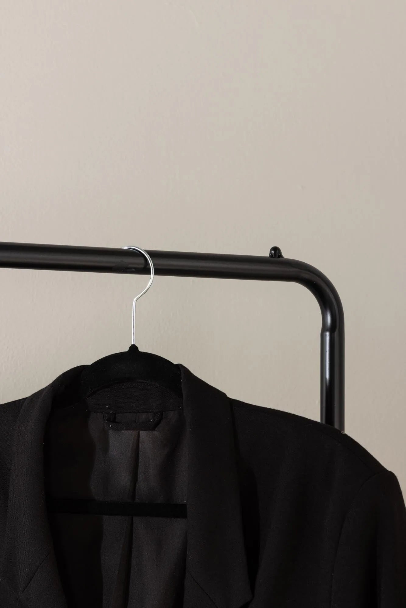 Stilvoller Quito Aufhänger: Minimalistisches Design, pulverbeschichteter Stahl, cleverer Stauraum, inspiriert von skandinavischen Trends.