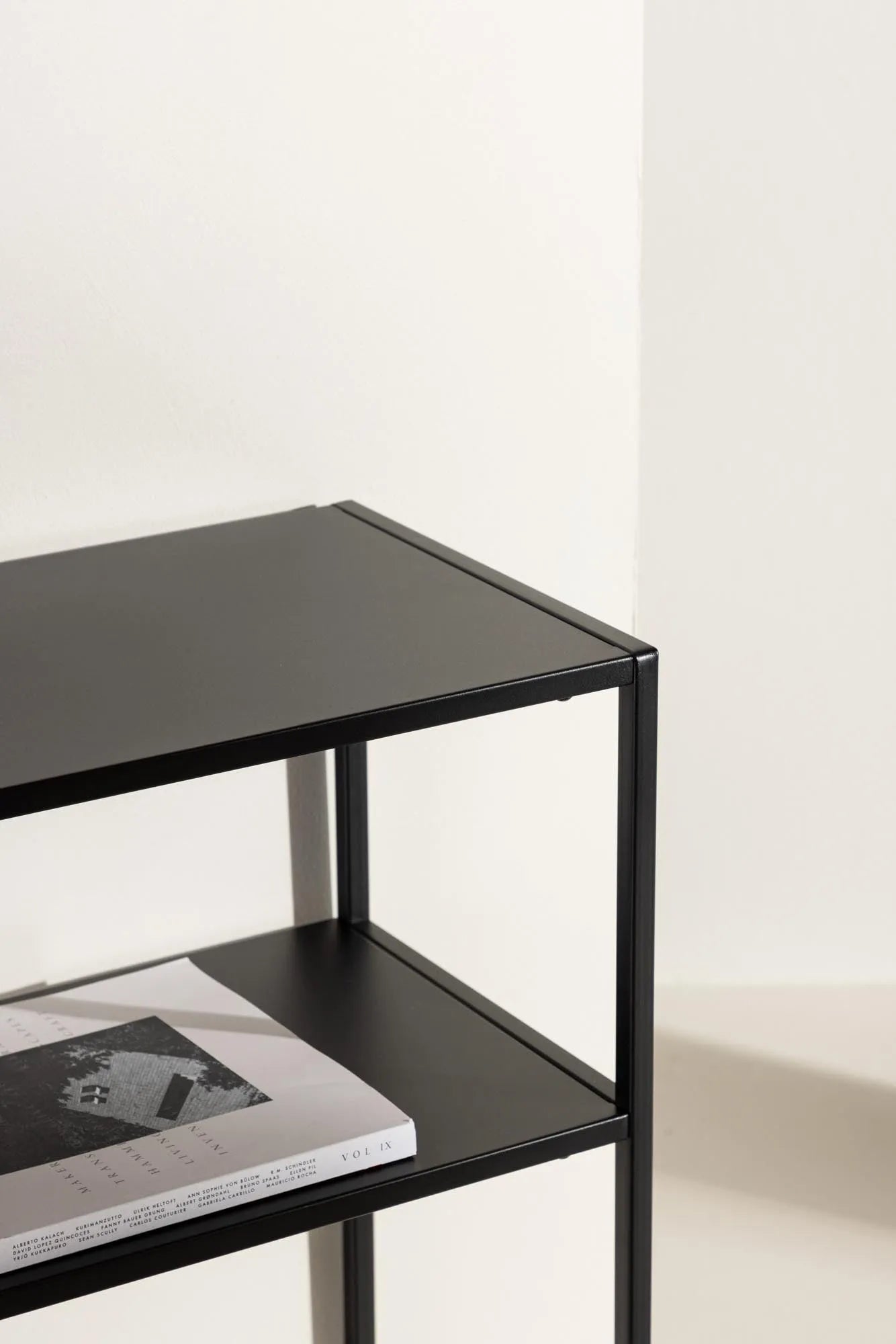 Stilvoller Georgetown Tisch: Schwarzer Stahl, modernes Design, vielseitig nutzbar, eleganter Akzent für jeden Raum.