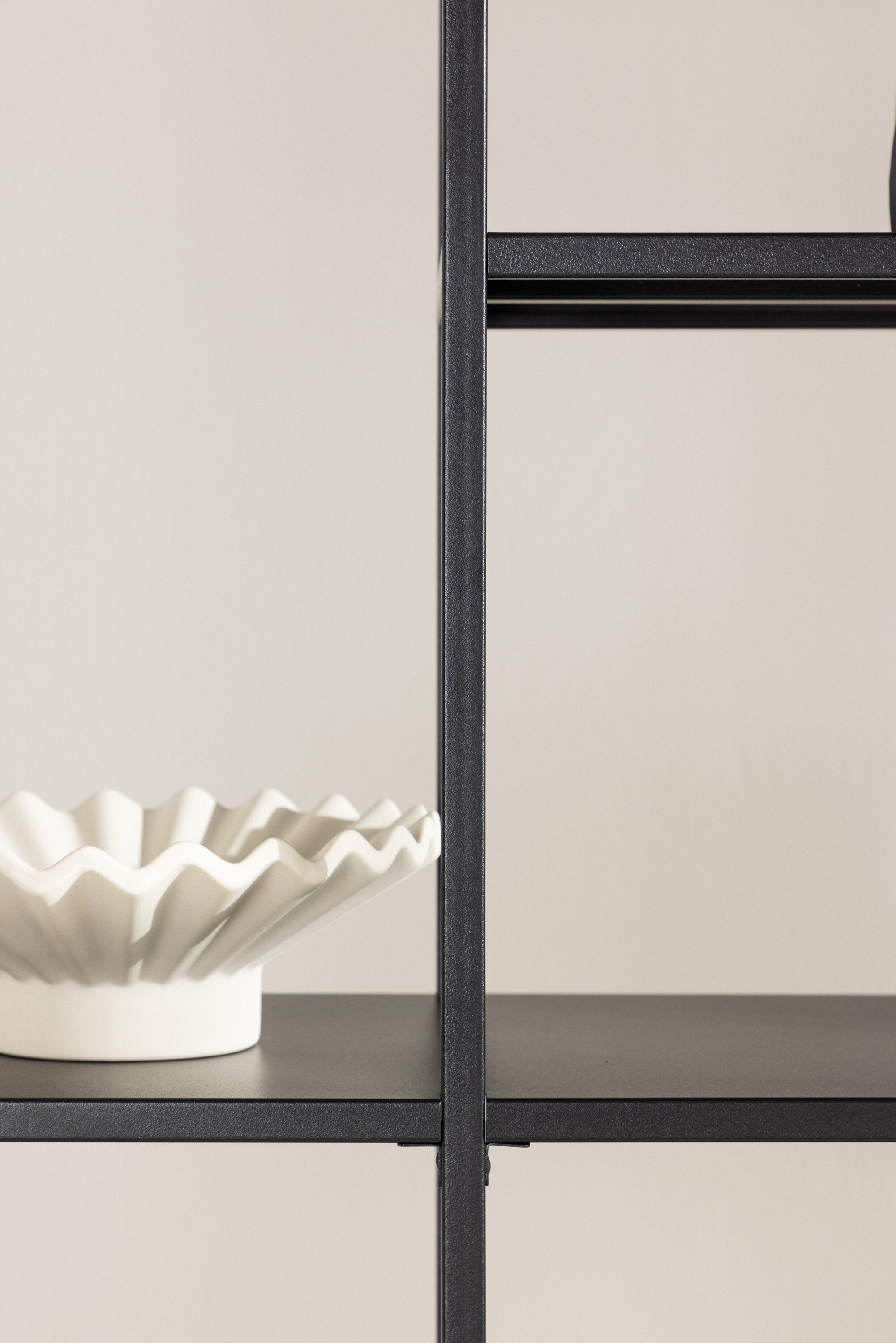 El Alto Regal in Schwarz präsentiert im Onlineshop von KAQTU Design AG. Standregal ist von Venture Home