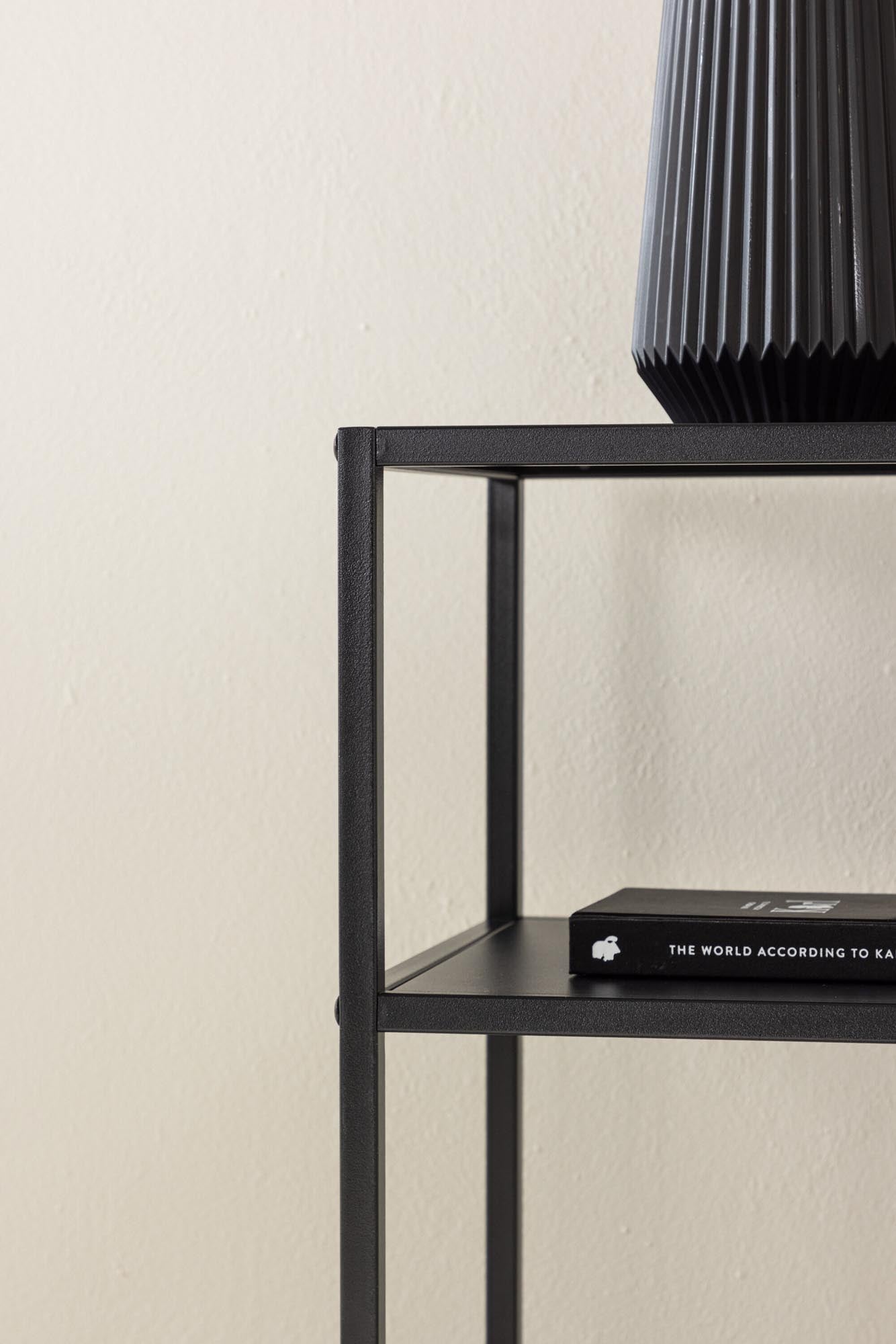 Entdecken Sie den Punta Beistelltisch von Venture Home: Robuste Eleganz aus pulverbeschichtetem Stahl, ideal für jeden Raum und Einrichtungsstil.