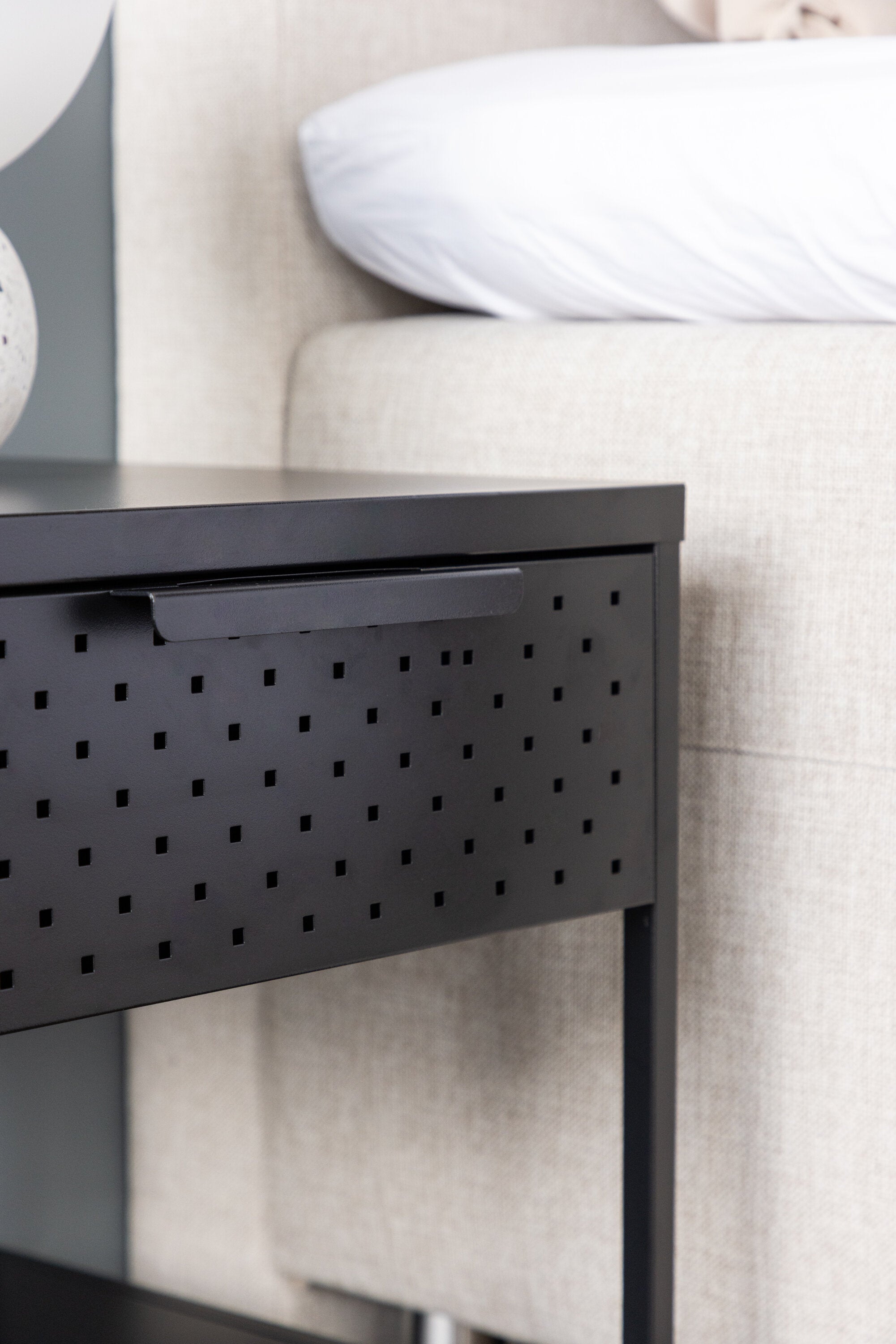 Sacramento Kommode in Schwarz präsentiert im Onlineshop von KAQTU Design AG. Nachttisch ist von Venture Home